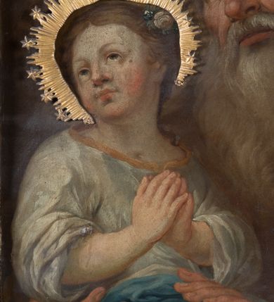 Zdjęcie nr 4: Feretron dwustronny z obrazami św. Joachima z małą Marią oraz św. Łukasza ustawiony na niskim postumencie, zaopatrzonym  w otwory na drążki do noszenia. Struktura feretronu ujęta rzeźbioną ramą zdobioną ornamentem rocaille&#039;owym i kwiatkami. W zwieńczeniu promienista gloria, pośrodku której w otoku utworzonym z obłoków hebrajski tetragram. 

Na awersie obraz św. Joachima. Święty ukazany w półpostaci, frontalnie, trzymający  na kolanach małą Matkę Boską, z głową uniesioną delikatnie ku górze i zwróconą  w prawo. Twarz okolona długą, bujną i siwą brodą; włosy długie i siwe opadające na plecy; wzrok skierowany wysoko w lewy górny róg obrazu. Ubrany w brązową suknię z długimi rękawami oraz brązowy płaszcz zarzucony  na ramiona, na głowie czerwona czapka. Matka Boska ukazana w pozycji siedzącej, zwrócona trzy czwarte w lewo,  z głową skierowaną w swoją prawą stronę, z rękami złożonymi w geście modlitwy,  z prawą nogą wspartą na półksiężycu. Twarz owalna z małymi ustami, krótkim i prostym nosem, wzrokiem skierowanym ku górze. Włosy długie, brązowe, z przedziałkiem pośrodku, upięte  do tyłu, z białą różą wpiętą po lewej stronie. Ubrana w długą białą sukienkę ze złotym obszyciem wokół szyi, z rękawami podwiniętymi do przedramion oraz niebieski płaszcz okrywający nogi. Wokół głów postaci nimby o krótkich promieniach, u Matki Boskiej zdobione sześcioramiennymi gwiazdkami, wykonane  z blachy złoconej. Taż sama złocona aplikacja na półksiężycu. Tło obrazu jednolite, ciemnobrązowe. 

Na rewersie obraz św. Łukasza. Święty ukazany w półpostaci, z lewego profilu, prawą dłonią piszący w otwartej księdze, lewą ją podtrzymujący.Twarz podłużna, okolona średniej długości siwą brodą, oczy przymknięte, nos długi i wąski, włosy krótkie i siwe. Ubrany w ugrową szatę z długimi rękawami oraz białym kołnierzem.  Po lewej stronie obrazu, nad księgą ukazana głowa wołu. Tło obrazu jednolite, ciemnozielone.
W glorii, nad obrazem św. Joachima tetragram (czteroliterowy zapis imienia Boga w języku hebrajskim): „יחיח”. Struktura feretronu pozłocona.
