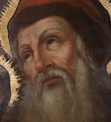 Zdjęcie nr 6: Feretron dwustronny z obrazami św. Joachima z małą Marią oraz św. Łukasza ustawiony na niskim postumencie, zaopatrzonym  w otwory na drążki do noszenia. Struktura feretronu ujęta rzeźbioną ramą zdobioną ornamentem rocaille'owym i kwiatkami. W zwieńczeniu promienista gloria, pośrodku której w otoku utworzonym z obłoków hebrajski tetragram. 

Na awersie obraz św. Joachima. Święty ukazany w półpostaci, frontalnie, trzymający  na kolanach małą Matkę Boską, z głową uniesioną delikatnie ku górze i zwróconą  w prawo. Twarz okolona długą, bujną i siwą brodą; włosy długie i siwe opadające na plecy; wzrok skierowany wysoko w lewy górny róg obrazu. Ubrany w brązową suknię z długimi rękawami oraz brązowy płaszcz zarzucony  na ramiona, na głowie czerwona czapka. Matka Boska ukazana w pozycji siedzącej, zwrócona trzy czwarte w lewo,  z głową skierowaną w swoją prawą stronę, z rękami złożonymi w geście modlitwy,  z prawą nogą wspartą na półksiężycu. Twarz owalna z małymi ustami, krótkim i prostym nosem, wzrokiem skierowanym ku górze. Włosy długie, brązowe, z przedziałkiem pośrodku, upięte  do tyłu, z białą różą wpiętą po lewej stronie. Ubrana w długą białą sukienkę ze złotym obszyciem wokół szyi, z rękawami podwiniętymi do przedramion oraz niebieski płaszcz okrywający nogi. Wokół głów postaci nimby o krótkich promieniach, u Matki Boskiej zdobione sześcioramiennymi gwiazdkami, wykonane  z blachy złoconej. Taż sama złocona aplikacja na półksiężycu. Tło obrazu jednolite, ciemnobrązowe. 

Na rewersie obraz św. Łukasza. Święty ukazany w półpostaci, z lewego profilu, prawą dłonią piszący w otwartej księdze, lewą ją podtrzymujący.Twarz podłużna, okolona średniej długości siwą brodą, oczy przymknięte, nos długi i wąski, włosy krótkie i siwe. Ubrany w ugrową szatę z długimi rękawami oraz białym kołnierzem.  Po lewej stronie obrazu, nad księgą ukazana głowa wołu. Tło obrazu jednolite, ciemnozielone.
W glorii, nad obrazem św. Joachima tetragram (czteroliterowy zapis imienia Boga w języku hebrajskim): „יחיח”. Struktura feretronu pozłocona.
