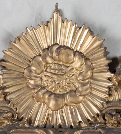 Zdjęcie nr 10: Feretron dwustronny z obrazami św. Joachima z małą Marią oraz św. Łukasza ustawiony na niskim postumencie, zaopatrzonym  w otwory na drążki do noszenia. Struktura feretronu ujęta rzeźbioną ramą zdobioną ornamentem rocaille'owym i kwiatkami. W zwieńczeniu promienista gloria, pośrodku której w otoku utworzonym z obłoków hebrajski tetragram. 

Na awersie obraz św. Joachima. Święty ukazany w półpostaci, frontalnie, trzymający  na kolanach małą Matkę Boską, z głową uniesioną delikatnie ku górze i zwróconą  w prawo. Twarz okolona długą, bujną i siwą brodą; włosy długie i siwe opadające na plecy; wzrok skierowany wysoko w lewy górny róg obrazu. Ubrany w brązową suknię z długimi rękawami oraz brązowy płaszcz zarzucony  na ramiona, na głowie czerwona czapka. Matka Boska ukazana w pozycji siedzącej, zwrócona trzy czwarte w lewo,  z głową skierowaną w swoją prawą stronę, z rękami złożonymi w geście modlitwy,  z prawą nogą wspartą na półksiężycu. Twarz owalna z małymi ustami, krótkim i prostym nosem, wzrokiem skierowanym ku górze. Włosy długie, brązowe, z przedziałkiem pośrodku, upięte  do tyłu, z białą różą wpiętą po lewej stronie. Ubrana w długą białą sukienkę ze złotym obszyciem wokół szyi, z rękawami podwiniętymi do przedramion oraz niebieski płaszcz okrywający nogi. Wokół głów postaci nimby o krótkich promieniach, u Matki Boskiej zdobione sześcioramiennymi gwiazdkami, wykonane  z blachy złoconej. Taż sama złocona aplikacja na półksiężycu. Tło obrazu jednolite, ciemnobrązowe. 

Na rewersie obraz św. Łukasza. Święty ukazany w półpostaci, z lewego profilu, prawą dłonią piszący w otwartej księdze, lewą ją podtrzymujący.Twarz podłużna, okolona średniej długości siwą brodą, oczy przymknięte, nos długi i wąski, włosy krótkie i siwe. Ubrany w ugrową szatę z długimi rękawami oraz białym kołnierzem.  Po lewej stronie obrazu, nad księgą ukazana głowa wołu. Tło obrazu jednolite, ciemnozielone.
W glorii, nad obrazem św. Joachima tetragram (czteroliterowy zapis imienia Boga w języku hebrajskim): „יחיח”. Struktura feretronu pozłocona.
