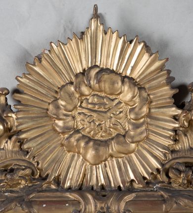 Zdjęcie nr 11: Feretron dwustronny z obrazami św. Joachima z małą Marią oraz św. Łukasza ustawiony na niskim postumencie, zaopatrzonym  w otwory na drążki do noszenia. Struktura feretronu ujęta rzeźbioną ramą zdobioną ornamentem rocaille'owym i kwiatkami. W zwieńczeniu promienista gloria, pośrodku której w otoku utworzonym z obłoków hebrajski tetragram. 

Na awersie obraz św. Joachima. Święty ukazany w półpostaci, frontalnie, trzymający  na kolanach małą Matkę Boską, z głową uniesioną delikatnie ku górze i zwróconą  w prawo. Twarz okolona długą, bujną i siwą brodą; włosy długie i siwe opadające na plecy; wzrok skierowany wysoko w lewy górny róg obrazu. Ubrany w brązową suknię z długimi rękawami oraz brązowy płaszcz zarzucony  na ramiona, na głowie czerwona czapka. Matka Boska ukazana w pozycji siedzącej, zwrócona trzy czwarte w lewo,  z głową skierowaną w swoją prawą stronę, z rękami złożonymi w geście modlitwy,  z prawą nogą wspartą na półksiężycu. Twarz owalna z małymi ustami, krótkim i prostym nosem, wzrokiem skierowanym ku górze. Włosy długie, brązowe, z przedziałkiem pośrodku, upięte  do tyłu, z białą różą wpiętą po lewej stronie. Ubrana w długą białą sukienkę ze złotym obszyciem wokół szyi, z rękawami podwiniętymi do przedramion oraz niebieski płaszcz okrywający nogi. Wokół głów postaci nimby o krótkich promieniach, u Matki Boskiej zdobione sześcioramiennymi gwiazdkami, wykonane  z blachy złoconej. Taż sama złocona aplikacja na półksiężycu. Tło obrazu jednolite, ciemnobrązowe. 

Na rewersie obraz św. Łukasza. Święty ukazany w półpostaci, z lewego profilu, prawą dłonią piszący w otwartej księdze, lewą ją podtrzymujący.Twarz podłużna, okolona średniej długości siwą brodą, oczy przymknięte, nos długi i wąski, włosy krótkie i siwe. Ubrany w ugrową szatę z długimi rękawami oraz białym kołnierzem.  Po lewej stronie obrazu, nad księgą ukazana głowa wołu. Tło obrazu jednolite, ciemnozielone.
W glorii, nad obrazem św. Joachima tetragram (czteroliterowy zapis imienia Boga w języku hebrajskim): „יחיח”. Struktura feretronu pozłocona.
