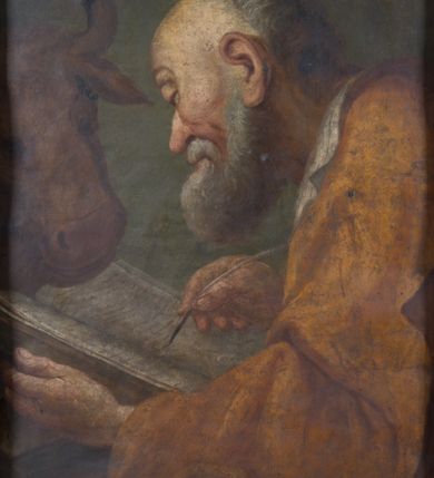 Zdjęcie nr 14: Feretron dwustronny z obrazami św. Joachima z małą Marią oraz św. Łukasza ustawiony na niskim postumencie, zaopatrzonym  w otwory na drążki do noszenia. Struktura feretronu ujęta rzeźbioną ramą zdobioną ornamentem rocaille&#039;owym i kwiatkami. W zwieńczeniu promienista gloria, pośrodku której w otoku utworzonym z obłoków hebrajski tetragram. 

Na awersie obraz św. Joachima. Święty ukazany w półpostaci, frontalnie, trzymający  na kolanach małą Matkę Boską, z głową uniesioną delikatnie ku górze i zwróconą  w prawo. Twarz okolona długą, bujną i siwą brodą; włosy długie i siwe opadające na plecy; wzrok skierowany wysoko w lewy górny róg obrazu. Ubrany w brązową suknię z długimi rękawami oraz brązowy płaszcz zarzucony  na ramiona, na głowie czerwona czapka. Matka Boska ukazana w pozycji siedzącej, zwrócona trzy czwarte w lewo,  z głową skierowaną w swoją prawą stronę, z rękami złożonymi w geście modlitwy,  z prawą nogą wspartą na półksiężycu. Twarz owalna z małymi ustami, krótkim i prostym nosem, wzrokiem skierowanym ku górze. Włosy długie, brązowe, z przedziałkiem pośrodku, upięte  do tyłu, z białą różą wpiętą po lewej stronie. Ubrana w długą białą sukienkę ze złotym obszyciem wokół szyi, z rękawami podwiniętymi do przedramion oraz niebieski płaszcz okrywający nogi. Wokół głów postaci nimby o krótkich promieniach, u Matki Boskiej zdobione sześcioramiennymi gwiazdkami, wykonane  z blachy złoconej. Taż sama złocona aplikacja na półksiężycu. Tło obrazu jednolite, ciemnobrązowe. 

Na rewersie obraz św. Łukasza. Święty ukazany w półpostaci, z lewego profilu, prawą dłonią piszący w otwartej księdze, lewą ją podtrzymujący.Twarz podłużna, okolona średniej długości siwą brodą, oczy przymknięte, nos długi i wąski, włosy krótkie i siwe. Ubrany w ugrową szatę z długimi rękawami oraz białym kołnierzem.  Po lewej stronie obrazu, nad księgą ukazana głowa wołu. Tło obrazu jednolite, ciemnozielone.
W glorii, nad obrazem św. Joachima tetragram (czteroliterowy zapis imienia Boga w języku hebrajskim): „יחיח”. Struktura feretronu pozłocona.
