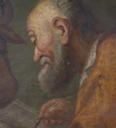 Zdjęcie nr 15: Feretron dwustronny z obrazami św. Joachima z małą Marią oraz św. Łukasza ustawiony na niskim postumencie, zaopatrzonym  w otwory na drążki do noszenia. Struktura feretronu ujęta rzeźbioną ramą zdobioną ornamentem rocaille&#039;owym i kwiatkami. W zwieńczeniu promienista gloria, pośrodku której w otoku utworzonym z obłoków hebrajski tetragram. 

Na awersie obraz św. Joachima. Święty ukazany w półpostaci, frontalnie, trzymający  na kolanach małą Matkę Boską, z głową uniesioną delikatnie ku górze i zwróconą  w prawo. Twarz okolona długą, bujną i siwą brodą; włosy długie i siwe opadające na plecy; wzrok skierowany wysoko w lewy górny róg obrazu. Ubrany w brązową suknię z długimi rękawami oraz brązowy płaszcz zarzucony  na ramiona, na głowie czerwona czapka. Matka Boska ukazana w pozycji siedzącej, zwrócona trzy czwarte w lewo,  z głową skierowaną w swoją prawą stronę, z rękami złożonymi w geście modlitwy,  z prawą nogą wspartą na półksiężycu. Twarz owalna z małymi ustami, krótkim i prostym nosem, wzrokiem skierowanym ku górze. Włosy długie, brązowe, z przedziałkiem pośrodku, upięte  do tyłu, z białą różą wpiętą po lewej stronie. Ubrana w długą białą sukienkę ze złotym obszyciem wokół szyi, z rękawami podwiniętymi do przedramion oraz niebieski płaszcz okrywający nogi. Wokół głów postaci nimby o krótkich promieniach, u Matki Boskiej zdobione sześcioramiennymi gwiazdkami, wykonane  z blachy złoconej. Taż sama złocona aplikacja na półksiężycu. Tło obrazu jednolite, ciemnobrązowe. 

Na rewersie obraz św. Łukasza. Święty ukazany w półpostaci, z lewego profilu, prawą dłonią piszący w otwartej księdze, lewą ją podtrzymujący.Twarz podłużna, okolona średniej długości siwą brodą, oczy przymknięte, nos długi i wąski, włosy krótkie i siwe. Ubrany w ugrową szatę z długimi rękawami oraz białym kołnierzem.  Po lewej stronie obrazu, nad księgą ukazana głowa wołu. Tło obrazu jednolite, ciemnozielone.
W glorii, nad obrazem św. Joachima tetragram (czteroliterowy zapis imienia Boga w języku hebrajskim): „יחיח”. Struktura feretronu pozłocona.
