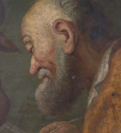 Zdjęcie nr 16: Feretron dwustronny z obrazami św. Joachima z małą Marią oraz św. Łukasza ustawiony na niskim postumencie, zaopatrzonym  w otwory na drążki do noszenia. Struktura feretronu ujęta rzeźbioną ramą zdobioną ornamentem rocaille'owym i kwiatkami. W zwieńczeniu promienista gloria, pośrodku której w otoku utworzonym z obłoków hebrajski tetragram. 

Na awersie obraz św. Joachima. Święty ukazany w półpostaci, frontalnie, trzymający  na kolanach małą Matkę Boską, z głową uniesioną delikatnie ku górze i zwróconą  w prawo. Twarz okolona długą, bujną i siwą brodą; włosy długie i siwe opadające na plecy; wzrok skierowany wysoko w lewy górny róg obrazu. Ubrany w brązową suknię z długimi rękawami oraz brązowy płaszcz zarzucony  na ramiona, na głowie czerwona czapka. Matka Boska ukazana w pozycji siedzącej, zwrócona trzy czwarte w lewo,  z głową skierowaną w swoją prawą stronę, z rękami złożonymi w geście modlitwy,  z prawą nogą wspartą na półksiężycu. Twarz owalna z małymi ustami, krótkim i prostym nosem, wzrokiem skierowanym ku górze. Włosy długie, brązowe, z przedziałkiem pośrodku, upięte  do tyłu, z białą różą wpiętą po lewej stronie. Ubrana w długą białą sukienkę ze złotym obszyciem wokół szyi, z rękawami podwiniętymi do przedramion oraz niebieski płaszcz okrywający nogi. Wokół głów postaci nimby o krótkich promieniach, u Matki Boskiej zdobione sześcioramiennymi gwiazdkami, wykonane  z blachy złoconej. Taż sama złocona aplikacja na półksiężycu. Tło obrazu jednolite, ciemnobrązowe. 

Na rewersie obraz św. Łukasza. Święty ukazany w półpostaci, z lewego profilu, prawą dłonią piszący w otwartej księdze, lewą ją podtrzymujący.Twarz podłużna, okolona średniej długości siwą brodą, oczy przymknięte, nos długi i wąski, włosy krótkie i siwe. Ubrany w ugrową szatę z długimi rękawami oraz białym kołnierzem.  Po lewej stronie obrazu, nad księgą ukazana głowa wołu. Tło obrazu jednolite, ciemnozielone.
W glorii, nad obrazem św. Joachima tetragram (czteroliterowy zapis imienia Boga w języku hebrajskim): „יחיח”. Struktura feretronu pozłocona.
