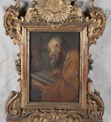 Zdjęcie nr 8: Feretron dwustronny z obrazami św. Joachima z małą Marią oraz św. Łukasza ustawiony na niskim postumencie, zaopatrzonym  w otwory na drążki do noszenia. Struktura feretronu ujęta rzeźbioną ramą zdobioną ornamentem rocaille&#039;owym i kwiatkami. W zwieńczeniu promienista gloria, pośrodku której w otoku utworzonym z obłoków hebrajski tetragram. 

Na awersie obraz św. Joachima. Święty ukazany w półpostaci, frontalnie, trzymający  na kolanach małą Matkę Boską, z głową uniesioną delikatnie ku górze i zwróconą  w prawo. Twarz okolona długą, bujną i siwą brodą; włosy długie i siwe opadające na plecy; wzrok skierowany wysoko w lewy górny róg obrazu. Ubrany w brązową suknię z długimi rękawami oraz brązowy płaszcz zarzucony  na ramiona, na głowie czerwona czapka. Matka Boska ukazana w pozycji siedzącej, zwrócona trzy czwarte w lewo,  z głową skierowaną w swoją prawą stronę, z rękami złożonymi w geście modlitwy,  z prawą nogą wspartą na półksiężycu. Twarz owalna z małymi ustami, krótkim i prostym nosem, wzrokiem skierowanym ku górze. Włosy długie, brązowe, z przedziałkiem pośrodku, upięte  do tyłu, z białą różą wpiętą po lewej stronie. Ubrana w długą białą sukienkę ze złotym obszyciem wokół szyi, z rękawami podwiniętymi do przedramion oraz niebieski płaszcz okrywający nogi. Wokół głów postaci nimby o krótkich promieniach, u Matki Boskiej zdobione sześcioramiennymi gwiazdkami, wykonane  z blachy złoconej. Taż sama złocona aplikacja na półksiężycu. Tło obrazu jednolite, ciemnobrązowe. 

Na rewersie obraz św. Łukasza. Święty ukazany w półpostaci, z lewego profilu, prawą dłonią piszący w otwartej księdze, lewą ją podtrzymujący.Twarz podłużna, okolona średniej długości siwą brodą, oczy przymknięte, nos długi i wąski, włosy krótkie i siwe. Ubrany w ugrową szatę z długimi rękawami oraz białym kołnierzem.  Po lewej stronie obrazu, nad księgą ukazana głowa wołu. Tło obrazu jednolite, ciemnozielone.
W glorii, nad obrazem św. Joachima tetragram (czteroliterowy zapis imienia Boga w języku hebrajskim): „יחיח”. Struktura feretronu pozłocona.
