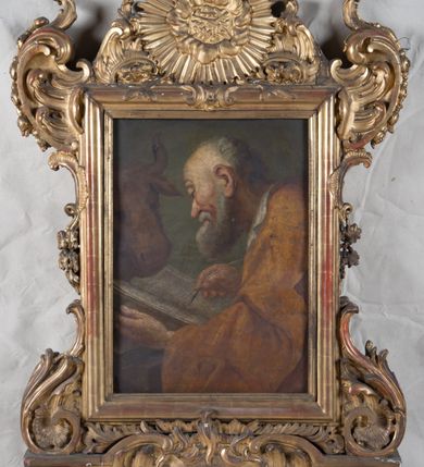 Zdjęcie nr 7: Feretron dwustronny z obrazami św. Joachima z małą Marią oraz św. Łukasza ustawiony na niskim postumencie, zaopatrzonym  w otwory na drążki do noszenia. Struktura feretronu ujęta rzeźbioną ramą zdobioną ornamentem rocaille'owym i kwiatkami. W zwieńczeniu promienista gloria, pośrodku której w otoku utworzonym z obłoków hebrajski tetragram. 

Na awersie obraz św. Joachima. Święty ukazany w półpostaci, frontalnie, trzymający  na kolanach małą Matkę Boską, z głową uniesioną delikatnie ku górze i zwróconą  w prawo. Twarz okolona długą, bujną i siwą brodą; włosy długie i siwe opadające na plecy; wzrok skierowany wysoko w lewy górny róg obrazu. Ubrany w brązową suknię z długimi rękawami oraz brązowy płaszcz zarzucony  na ramiona, na głowie czerwona czapka. Matka Boska ukazana w pozycji siedzącej, zwrócona trzy czwarte w lewo,  z głową skierowaną w swoją prawą stronę, z rękami złożonymi w geście modlitwy,  z prawą nogą wspartą na półksiężycu. Twarz owalna z małymi ustami, krótkim i prostym nosem, wzrokiem skierowanym ku górze. Włosy długie, brązowe, z przedziałkiem pośrodku, upięte  do tyłu, z białą różą wpiętą po lewej stronie. Ubrana w długą białą sukienkę ze złotym obszyciem wokół szyi, z rękawami podwiniętymi do przedramion oraz niebieski płaszcz okrywający nogi. Wokół głów postaci nimby o krótkich promieniach, u Matki Boskiej zdobione sześcioramiennymi gwiazdkami, wykonane  z blachy złoconej. Taż sama złocona aplikacja na półksiężycu. Tło obrazu jednolite, ciemnobrązowe. 

Na rewersie obraz św. Łukasza. Święty ukazany w półpostaci, z lewego profilu, prawą dłonią piszący w otwartej księdze, lewą ją podtrzymujący.Twarz podłużna, okolona średniej długości siwą brodą, oczy przymknięte, nos długi i wąski, włosy krótkie i siwe. Ubrany w ugrową szatę z długimi rękawami oraz białym kołnierzem.  Po lewej stronie obrazu, nad księgą ukazana głowa wołu. Tło obrazu jednolite, ciemnozielone.
W glorii, nad obrazem św. Joachima tetragram (czteroliterowy zapis imienia Boga w języku hebrajskim): „יחיח”. Struktura feretronu pozłocona.
