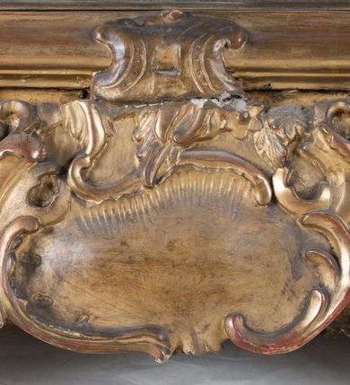 Zdjęcie nr 17: Feretron dwustronny z obrazami św. Joachima z małą Marią oraz św. Łukasza ustawiony na niskim postumencie, zaopatrzonym  w otwory na drążki do noszenia. Struktura feretronu ujęta rzeźbioną ramą zdobioną ornamentem rocaille'owym i kwiatkami. W zwieńczeniu promienista gloria, pośrodku której w otoku utworzonym z obłoków hebrajski tetragram. 

Na awersie obraz św. Joachima. Święty ukazany w półpostaci, frontalnie, trzymający  na kolanach małą Matkę Boską, z głową uniesioną delikatnie ku górze i zwróconą  w prawo. Twarz okolona długą, bujną i siwą brodą; włosy długie i siwe opadające na plecy; wzrok skierowany wysoko w lewy górny róg obrazu. Ubrany w brązową suknię z długimi rękawami oraz brązowy płaszcz zarzucony  na ramiona, na głowie czerwona czapka. Matka Boska ukazana w pozycji siedzącej, zwrócona trzy czwarte w lewo,  z głową skierowaną w swoją prawą stronę, z rękami złożonymi w geście modlitwy,  z prawą nogą wspartą na półksiężycu. Twarz owalna z małymi ustami, krótkim i prostym nosem, wzrokiem skierowanym ku górze. Włosy długie, brązowe, z przedziałkiem pośrodku, upięte  do tyłu, z białą różą wpiętą po lewej stronie. Ubrana w długą białą sukienkę ze złotym obszyciem wokół szyi, z rękawami podwiniętymi do przedramion oraz niebieski płaszcz okrywający nogi. Wokół głów postaci nimby o krótkich promieniach, u Matki Boskiej zdobione sześcioramiennymi gwiazdkami, wykonane  z blachy złoconej. Taż sama złocona aplikacja na półksiężycu. Tło obrazu jednolite, ciemnobrązowe. 

Na rewersie obraz św. Łukasza. Święty ukazany w półpostaci, z lewego profilu, prawą dłonią piszący w otwartej księdze, lewą ją podtrzymujący.Twarz podłużna, okolona średniej długości siwą brodą, oczy przymknięte, nos długi i wąski, włosy krótkie i siwe. Ubrany w ugrową szatę z długimi rękawami oraz białym kołnierzem.  Po lewej stronie obrazu, nad księgą ukazana głowa wołu. Tło obrazu jednolite, ciemnozielone.
W glorii, nad obrazem św. Joachima tetragram (czteroliterowy zapis imienia Boga w języku hebrajskim): „יחיח”. Struktura feretronu pozłocona.
