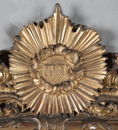Zdjęcie nr 19: Feretron dwustronny z obrazami św. Joachima z małą Marią oraz św. Łukasza ustawiony na niskim postumencie, zaopatrzonym  w otwory na drążki do noszenia. Struktura feretronu ujęta rzeźbioną ramą zdobioną ornamentem rocaille'owym i kwiatkami. W zwieńczeniu promienista gloria, pośrodku której w otoku utworzonym z obłoków hebrajski tetragram. 

Na awersie obraz św. Joachima. Święty ukazany w półpostaci, frontalnie, trzymający  na kolanach małą Matkę Boską, z głową uniesioną delikatnie ku górze i zwróconą  w prawo. Twarz okolona długą, bujną i siwą brodą; włosy długie i siwe opadające na plecy; wzrok skierowany wysoko w lewy górny róg obrazu. Ubrany w brązową suknię z długimi rękawami oraz brązowy płaszcz zarzucony  na ramiona, na głowie czerwona czapka. Matka Boska ukazana w pozycji siedzącej, zwrócona trzy czwarte w lewo,  z głową skierowaną w swoją prawą stronę, z rękami złożonymi w geście modlitwy,  z prawą nogą wspartą na półksiężycu. Twarz owalna z małymi ustami, krótkim i prostym nosem, wzrokiem skierowanym ku górze. Włosy długie, brązowe, z przedziałkiem pośrodku, upięte  do tyłu, z białą różą wpiętą po lewej stronie. Ubrana w długą białą sukienkę ze złotym obszyciem wokół szyi, z rękawami podwiniętymi do przedramion oraz niebieski płaszcz okrywający nogi. Wokół głów postaci nimby o krótkich promieniach, u Matki Boskiej zdobione sześcioramiennymi gwiazdkami, wykonane  z blachy złoconej. Taż sama złocona aplikacja na półksiężycu. Tło obrazu jednolite, ciemnobrązowe. 

Na rewersie obraz św. Łukasza. Święty ukazany w półpostaci, z lewego profilu, prawą dłonią piszący w otwartej księdze, lewą ją podtrzymujący.Twarz podłużna, okolona średniej długości siwą brodą, oczy przymknięte, nos długi i wąski, włosy krótkie i siwe. Ubrany w ugrową szatę z długimi rękawami oraz białym kołnierzem.  Po lewej stronie obrazu, nad księgą ukazana głowa wołu. Tło obrazu jednolite, ciemnozielone.
W glorii, nad obrazem św. Joachima tetragram (czteroliterowy zapis imienia Boga w języku hebrajskim): „יחיח”. Struktura feretronu pozłocona.
