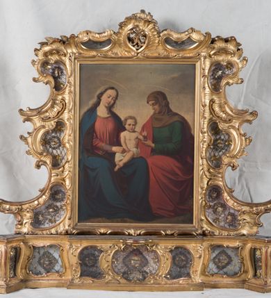 Zdjęcie nr 1: Feretron dwustronny  z obrazami świętej Anny Samotrzeć oraz św. Jana Kantego adorującego Matkę Boską  z Dzieciątkiem ustawiony na niskim postumencie o fantazyjnym kształcie z osią główną wysuniętą do przodu oraz narożnikami ustawionymi ukośnie.  W postumencie dziewięć przeszklonych gablotek mieszczących relikwie świętych, które opisane są na małych karteczkach, otoczone różnego rodzaju kwiatkami  i gwiazdkami wykonanymi z papieru i cienkich blaszek. Otwory gablotek  o różnorodnym, opływowym wykroju. Po bokach, na górnej powierzchni podstawy małe otwory po zatkniętych w nich, niezachowanych rzeźbach apostołów. Rama  w kształcie stojącego prostokąta, ujęta po każdej stronie trzema gablotkami otoczonymi rzeźbionym ornamentem rocaille&#039;owym. W zwieńczeniu takie same, mniejsze gablotki, pośrodku zamiast relikwii ażurowa, rzeźbiona wić roślinna. Na rewersie struktura feretronu o takim samym kształcie. Podstawa zdobiona siedmioma ramkami  o fantazyjnym kształtach utworzonych z wąskich esownic. Po bokach zamiast gablotek  owoidalne pola, w których złocona, drobna kratka. Rama zdobiona ornamentem rocaille&#039;owym.

Na awersie obraz z przedstawieniem św. Anny Samotrzeć. W centrum kompozycji ukazane są w postawie siedzącej św. Anna po prawej stronie i Matka Boska z Dzieciątkiem Jezus po lewej stronie. Maria zwrócona trzy czwarte w lewo, rękami przytrzymująca siedzące na jej kolanach Dzieciątko. Twarz owalna, z wyraźnie zaznaczonym podbródkiem, małe i jasnoróżowe usta, długi i szeroki nos, oczy lekko przymknięte, wysokie czoło. Włosy długie, falowane, z przedziałkiem pośrodku opadające na plecy i prawe ramię. Ubrana jest w długą, różową suknię ze złotym obszyciem pod szyją i na rękawach; niebieski płaszcz z brązową podszewką, zarzucony na plecy i otulający kolana oraz biały, delikatny welon  na głowie. Dzieciątko Jezus ukazane jest frontalnie, z lewą rączką uniesioną w geście błogosławieństwa. Twarz szeroka  z długim i szerokim nosem, wysokim czołem. Włosy krótkie, jasne, kędzierzawe. Wokół bioder ma założoną białą pieluszkę. Święta Anna zwrócona trzy czwarte w prawo,  z głową widoczną z lewego profilu, z lewą ręką przytrzymująca lewą rączkę Dzieciątka. Twarz podłużna z długim i szerokim nosem. Ubrana jest w długą zieloną suknię z długimi rękawami, czerwony płaszcz przerzucony  przez prawe ramię i zasłaniający kolana oraz jasnobrązową chustę zakrywającą włosy  i szyję. Karnacja ciemna. Wokół głów postaci złote, okrągłe nimby. W dolnej części obrazu widoczna roślinność, w górnej szarobłękitne niebo.

Na rewersie obraz z przedstawieniem Matki Boskiej z Dzieciątkiem adorowanych przez św. Jana Kantego. Scena zakomponowana  w architektonicznym wnętrzu. Maria ukazana w lewym górnym narożu obrazu,  w pozycji siedzącej na obłoku, zwrócona trzy czwarte w lewo, rękami przytrzymująca stojące na jej kolanach Dzieciątko. Twarz owalna z długim i wąskim nosem. Włosy długie, kręcone, ciemnobrązowe, schowane pod chustą. Ubrana w jasnoróżową suknię z długimi rękawami, niebieski płaszcz zasłaniający kolana, brązową chustę na głowie; na stopach sandały. Dzieciątko ukazane w pozycji stojącej, z lewą rączką wyciągniętą przed siebie, otulone przez Marię białą chustą na wysokości bioder. Diagonalnie, w dolnym, prawym narożu obrazu ukazany św. Jan Kanty; zwrócony trzy czwarte w prawo; z rękami wzniesionymi w geście modlitwy; z głową widoczną z lewego profilu, zwróconą w stronę Marii. Ubrany jest w togę profesorską. Twarz podłużna z długim i wąskim nosem, okolona krótko przystrzyżoną, siwą brodą. Włosy średniej długości, zwinięte w siwe pukle. Wokół głowy złoty, okrągły nimb. W dolnym narożu obrazu, na kamiennej posadzce otwarta, zapisana księga oraz zielona palma. Tło architektoniczne, po prawej stronie widoczna ostrołukowa arkada.

Relikwie umieszczone w niewielkich wnękach, za szybkami, opisane. Zwieńczenie feretronu, od lewej: relikwie „Sancti Vincentii Martyr”, relikwie „Sanctae Perpentuae Martyr”. Prawy bok feretronu, od góry: relikwie „Sancti Longina Męczennika”; relikwie  „Sanctae Kunegundy Panny”; relikwie „Mafsa SS. MM.”, „Sanctae Victorii Martyr”, „Sanctae Agnészki Panny i [...]”. Podstawa feretronu, od lewej: relikwie „Sancti Grzegorza Papieża”; relikwie „Sanctae Katarzyny”; relikwie „sanctus Clarus martyr”; relikwie „Sanctae Theogeni Martyr”; relikwie  „Sancti Urbana Papieża, Pluvium. Mino., Świętych Męczenników, Sanctae Gratii Marii”; relikwie „Sancti Theodori Martyr.”; relikwie „Sancti Jucundi Martyr”; relikwie „Iňocentii XI.”; relikwie „Sancti Jana Kapistrana”. Lewy bok feretronu, od góry: relikwie „Sancti Jana Kantego”; relikwie  „Sanctae Jadwigi Polki”; relikwie „Sanctae Pauliny Panny Męczennicy, Sancti Celestyna Papieża Męczen.,  SANCTI STANISŁAWA BISKUPA I MĘCZENNIKA”.
