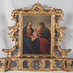 Zdjęcie nr 1: Feretron dwustronny  z obrazami świętej Anny Samotrzeć oraz św. Jana Kantego adorującego Matkę Boską  z Dzieciątkiem ustawiony na niskim postumencie o fantazyjnym kształcie z osią główną wysuniętą do przodu oraz narożnikami ustawionymi ukośnie.  W postumencie dziewięć przeszklonych gablotek mieszczących relikwie świętych, które opisane są na małych karteczkach, otoczone różnego rodzaju kwiatkami  i gwiazdkami wykonanymi z papieru i cienkich blaszek. Otwory gablotek  o różnorodnym, opływowym wykroju. Po bokach, na górnej powierzchni podstawy małe otwory po zatkniętych w nich, niezachowanych rzeźbach apostołów. Rama  w kształcie stojącego prostokąta, ujęta po każdej stronie trzema gablotkami otoczonymi rzeźbionym ornamentem rocaille&#039;owym. W zwieńczeniu takie same, mniejsze gablotki, pośrodku zamiast relikwii ażurowa, rzeźbiona wić roślinna. Na rewersie struktura feretronu o takim samym kształcie. Podstawa zdobiona siedmioma ramkami  o fantazyjnym kształtach utworzonych z wąskich esownic. Po bokach zamiast gablotek  owoidalne pola, w których złocona, drobna kratka. Rama zdobiona ornamentem rocaille&#039;owym.

Na awersie obraz z przedstawieniem św. Anny Samotrzeć. W centrum kompozycji ukazane są w postawie siedzącej św. Anna po prawej stronie i Matka Boska z Dzieciątkiem Jezus po lewej stronie. Maria zwrócona trzy czwarte w lewo, rękami przytrzymująca siedzące na jej kolanach Dzieciątko. Twarz owalna, z wyraźnie zaznaczonym podbródkiem, małe i jasnoróżowe usta, długi i szeroki nos, oczy lekko przymknięte, wysokie czoło. Włosy długie, falowane, z przedziałkiem pośrodku opadające na plecy i prawe ramię. Ubrana jest w długą, różową suknię ze złotym obszyciem pod szyją i na rękawach; niebieski płaszcz z brązową podszewką, zarzucony na plecy i otulający kolana oraz biały, delikatny welon  na głowie. Dzieciątko Jezus ukazane jest frontalnie, z lewą rączką uniesioną w geście błogosławieństwa. Twarz szeroka  z długim i szerokim nosem, wysokim czołem. Włosy krótkie, jasne, kędzierzawe. Wokół bioder ma założoną białą pieluszkę. Święta Anna zwrócona trzy czwarte w prawo,  z głową widoczną z lewego profilu, z lewą ręką przytrzymująca lewą rączkę Dzieciątka. Twarz podłużna z długim i szerokim nosem. Ubrana jest w długą zieloną suknię z długimi rękawami, czerwony płaszcz przerzucony  przez prawe ramię i zasłaniający kolana oraz jasnobrązową chustę zakrywającą włosy  i szyję. Karnacja ciemna. Wokół głów postaci złote, okrągłe nimby. W dolnej części obrazu widoczna roślinność, w górnej szarobłękitne niebo.

Na rewersie obraz z przedstawieniem Matki Boskiej z Dzieciątkiem adorowanych przez św. Jana Kantego. Scena zakomponowana  w architektonicznym wnętrzu. Maria ukazana w lewym górnym narożu obrazu,  w pozycji siedzącej na obłoku, zwrócona trzy czwarte w lewo, rękami przytrzymująca stojące na jej kolanach Dzieciątko. Twarz owalna z długim i wąskim nosem. Włosy długie, kręcone, ciemnobrązowe, schowane pod chustą. Ubrana w jasnoróżową suknię z długimi rękawami, niebieski płaszcz zasłaniający kolana, brązową chustę na głowie; na stopach sandały. Dzieciątko ukazane w pozycji stojącej, z lewą rączką wyciągniętą przed siebie, otulone przez Marię białą chustą na wysokości bioder. Diagonalnie, w dolnym, prawym narożu obrazu ukazany św. Jan Kanty; zwrócony trzy czwarte w prawo; z rękami wzniesionymi w geście modlitwy; z głową widoczną z lewego profilu, zwróconą w stronę Marii. Ubrany jest w togę profesorską. Twarz podłużna z długim i wąskim nosem, okolona krótko przystrzyżoną, siwą brodą. Włosy średniej długości, zwinięte w siwe pukle. Wokół głowy złoty, okrągły nimb. W dolnym narożu obrazu, na kamiennej posadzce otwarta, zapisana księga oraz zielona palma. Tło architektoniczne, po prawej stronie widoczna ostrołukowa arkada.

Relikwie umieszczone w niewielkich wnękach, za szybkami, opisane. Zwieńczenie feretronu, od lewej: relikwie „Sancti Vincentii Martyr”, relikwie „Sanctae Perpentuae Martyr”. Prawy bok feretronu, od góry: relikwie „Sancti Longina Męczennika”; relikwie  „Sanctae Kunegundy Panny”; relikwie „Mafsa SS. MM.”, „Sanctae Victorii Martyr”, „Sanctae Agnészki Panny i [...]”. Podstawa feretronu, od lewej: relikwie „Sancti Grzegorza Papieża”; relikwie „Sanctae Katarzyny”; relikwie „sanctus Clarus martyr”; relikwie „Sanctae Theogeni Martyr”; relikwie  „Sancti Urbana Papieża, Pluvium. Mino., Świętych Męczenników, Sanctae Gratii Marii”; relikwie „Sancti Theodori Martyr.”; relikwie „Sancti Jucundi Martyr”; relikwie „Iňocentii XI.”; relikwie „Sancti Jana Kapistrana”. Lewy bok feretronu, od góry: relikwie „Sancti Jana Kantego”; relikwie  „Sanctae Jadwigi Polki”; relikwie „Sanctae Pauliny Panny Męczennicy, Sancti Celestyna Papieża Męczen.,  SANCTI STANISŁAWA BISKUPA I MĘCZENNIKA”.
