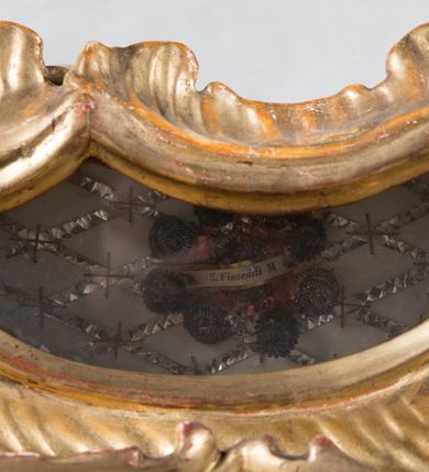 Zdjęcie nr 5: Feretron dwustronny  z obrazami świętej Anny Samotrzeć oraz św. Jana Kantego adorującego Matkę Boską  z Dzieciątkiem ustawiony na niskim postumencie o fantazyjnym kształcie z osią główną wysuniętą do przodu oraz narożnikami ustawionymi ukośnie.  W postumencie dziewięć przeszklonych gablotek mieszczących relikwie świętych, które opisane są na małych karteczkach, otoczone różnego rodzaju kwiatkami  i gwiazdkami wykonanymi z papieru i cienkich blaszek. Otwory gablotek  o różnorodnym, opływowym wykroju. Po bokach, na górnej powierzchni podstawy małe otwory po zatkniętych w nich, niezachowanych rzeźbach apostołów. Rama  w kształcie stojącego prostokąta, ujęta po każdej stronie trzema gablotkami otoczonymi rzeźbionym ornamentem rocaille&#039;owym. W zwieńczeniu takie same, mniejsze gablotki, pośrodku zamiast relikwii ażurowa, rzeźbiona wić roślinna. Na rewersie struktura feretronu o takim samym kształcie. Podstawa zdobiona siedmioma ramkami  o fantazyjnym kształtach utworzonych z wąskich esownic. Po bokach zamiast gablotek  owoidalne pola, w których złocona, drobna kratka. Rama zdobiona ornamentem rocaille&#039;owym.

Na awersie obraz z przedstawieniem św. Anny Samotrzeć. W centrum kompozycji ukazane są w postawie siedzącej św. Anna po prawej stronie i Matka Boska z Dzieciątkiem Jezus po lewej stronie. Maria zwrócona trzy czwarte w lewo, rękami przytrzymująca siedzące na jej kolanach Dzieciątko. Twarz owalna, z wyraźnie zaznaczonym podbródkiem, małe i jasnoróżowe usta, długi i szeroki nos, oczy lekko przymknięte, wysokie czoło. Włosy długie, falowane, z przedziałkiem pośrodku opadające na plecy i prawe ramię. Ubrana jest w długą, różową suknię ze złotym obszyciem pod szyją i na rękawach; niebieski płaszcz z brązową podszewką, zarzucony na plecy i otulający kolana oraz biały, delikatny welon  na głowie. Dzieciątko Jezus ukazane jest frontalnie, z lewą rączką uniesioną w geście błogosławieństwa. Twarz szeroka  z długim i szerokim nosem, wysokim czołem. Włosy krótkie, jasne, kędzierzawe. Wokół bioder ma założoną białą pieluszkę. Święta Anna zwrócona trzy czwarte w prawo,  z głową widoczną z lewego profilu, z lewą ręką przytrzymująca lewą rączkę Dzieciątka. Twarz podłużna z długim i szerokim nosem. Ubrana jest w długą zieloną suknię z długimi rękawami, czerwony płaszcz przerzucony  przez prawe ramię i zasłaniający kolana oraz jasnobrązową chustę zakrywającą włosy  i szyję. Karnacja ciemna. Wokół głów postaci złote, okrągłe nimby. W dolnej części obrazu widoczna roślinność, w górnej szarobłękitne niebo.

Na rewersie obraz z przedstawieniem Matki Boskiej z Dzieciątkiem adorowanych przez św. Jana Kantego. Scena zakomponowana  w architektonicznym wnętrzu. Maria ukazana w lewym górnym narożu obrazu,  w pozycji siedzącej na obłoku, zwrócona trzy czwarte w lewo, rękami przytrzymująca stojące na jej kolanach Dzieciątko. Twarz owalna z długim i wąskim nosem. Włosy długie, kręcone, ciemnobrązowe, schowane pod chustą. Ubrana w jasnoróżową suknię z długimi rękawami, niebieski płaszcz zasłaniający kolana, brązową chustę na głowie; na stopach sandały. Dzieciątko ukazane w pozycji stojącej, z lewą rączką wyciągniętą przed siebie, otulone przez Marię białą chustą na wysokości bioder. Diagonalnie, w dolnym, prawym narożu obrazu ukazany św. Jan Kanty; zwrócony trzy czwarte w prawo; z rękami wzniesionymi w geście modlitwy; z głową widoczną z lewego profilu, zwróconą w stronę Marii. Ubrany jest w togę profesorską. Twarz podłużna z długim i wąskim nosem, okolona krótko przystrzyżoną, siwą brodą. Włosy średniej długości, zwinięte w siwe pukle. Wokół głowy złoty, okrągły nimb. W dolnym narożu obrazu, na kamiennej posadzce otwarta, zapisana księga oraz zielona palma. Tło architektoniczne, po prawej stronie widoczna ostrołukowa arkada.

Relikwie umieszczone w niewielkich wnękach, za szybkami, opisane. Zwieńczenie feretronu, od lewej: relikwie „Sancti Vincentii Martyr”, relikwie „Sanctae Perpentuae Martyr”. Prawy bok feretronu, od góry: relikwie „Sancti Longina Męczennika”; relikwie  „Sanctae Kunegundy Panny”; relikwie „Mafsa SS. MM.”, „Sanctae Victorii Martyr”, „Sanctae Agnészki Panny i [...]”. Podstawa feretronu, od lewej: relikwie „Sancti Grzegorza Papieża”; relikwie „Sanctae Katarzyny”; relikwie „sanctus Clarus martyr”; relikwie „Sanctae Theogeni Martyr”; relikwie  „Sancti Urbana Papieża, Pluvium. Mino., Świętych Męczenników, Sanctae Gratii Marii”; relikwie „Sancti Theodori Martyr.”; relikwie „Sancti Jucundi Martyr”; relikwie „Iňocentii XI.”; relikwie „Sancti Jana Kapistrana”. Lewy bok feretronu, od góry: relikwie „Sancti Jana Kantego”; relikwie  „Sanctae Jadwigi Polki”; relikwie „Sanctae Pauliny Panny Męczennicy, Sancti Celestyna Papieża Męczen.,  SANCTI STANISŁAWA BISKUPA I MĘCZENNIKA”.
