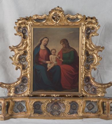 Zdjęcie nr 2: Feretron dwustronny  z obrazami świętej Anny Samotrzeć oraz św. Jana Kantego adorującego Matkę Boską  z Dzieciątkiem ustawiony na niskim postumencie o fantazyjnym kształcie z osią główną wysuniętą do przodu oraz narożnikami ustawionymi ukośnie.  W postumencie dziewięć przeszklonych gablotek mieszczących relikwie świętych, które opisane są na małych karteczkach, otoczone różnego rodzaju kwiatkami  i gwiazdkami wykonanymi z papieru i cienkich blaszek. Otwory gablotek  o różnorodnym, opływowym wykroju. Po bokach, na górnej powierzchni podstawy małe otwory po zatkniętych w nich, niezachowanych rzeźbach apostołów. Rama  w kształcie stojącego prostokąta, ujęta po każdej stronie trzema gablotkami otoczonymi rzeźbionym ornamentem rocaille'owym. W zwieńczeniu takie same, mniejsze gablotki, pośrodku zamiast relikwii ażurowa, rzeźbiona wić roślinna. Na rewersie struktura feretronu o takim samym kształcie. Podstawa zdobiona siedmioma ramkami  o fantazyjnym kształtach utworzonych z wąskich esownic. Po bokach zamiast gablotek  owoidalne pola, w których złocona, drobna kratka. Rama zdobiona ornamentem rocaille'owym.

Na awersie obraz z przedstawieniem św. Anny Samotrzeć. W centrum kompozycji ukazane są w postawie siedzącej św. Anna po prawej stronie i Matka Boska z Dzieciątkiem Jezus po lewej stronie. Maria zwrócona trzy czwarte w lewo, rękami przytrzymująca siedzące na jej kolanach Dzieciątko. Twarz owalna, z wyraźnie zaznaczonym podbródkiem, małe i jasnoróżowe usta, długi i szeroki nos, oczy lekko przymknięte, wysokie czoło. Włosy długie, falowane, z przedziałkiem pośrodku opadające na plecy i prawe ramię. Ubrana jest w długą, różową suknię ze złotym obszyciem pod szyją i na rękawach; niebieski płaszcz z brązową podszewką, zarzucony na plecy i otulający kolana oraz biały, delikatny welon  na głowie. Dzieciątko Jezus ukazane jest frontalnie, z lewą rączką uniesioną w geście błogosławieństwa. Twarz szeroka  z długim i szerokim nosem, wysokim czołem. Włosy krótkie, jasne, kędzierzawe. Wokół bioder ma założoną białą pieluszkę. Święta Anna zwrócona trzy czwarte w prawo,  z głową widoczną z lewego profilu, z lewą ręką przytrzymująca lewą rączkę Dzieciątka. Twarz podłużna z długim i szerokim nosem. Ubrana jest w długą zieloną suknię z długimi rękawami, czerwony płaszcz przerzucony  przez prawe ramię i zasłaniający kolana oraz jasnobrązową chustę zakrywającą włosy  i szyję. Karnacja ciemna. Wokół głów postaci złote, okrągłe nimby. W dolnej części obrazu widoczna roślinność, w górnej szarobłękitne niebo.

Na rewersie obraz z przedstawieniem Matki Boskiej z Dzieciątkiem adorowanych przez św. Jana Kantego. Scena zakomponowana  w architektonicznym wnętrzu. Maria ukazana w lewym górnym narożu obrazu,  w pozycji siedzącej na obłoku, zwrócona trzy czwarte w lewo, rękami przytrzymująca stojące na jej kolanach Dzieciątko. Twarz owalna z długim i wąskim nosem. Włosy długie, kręcone, ciemnobrązowe, schowane pod chustą. Ubrana w jasnoróżową suknię z długimi rękawami, niebieski płaszcz zasłaniający kolana, brązową chustę na głowie; na stopach sandały. Dzieciątko ukazane w pozycji stojącej, z lewą rączką wyciągniętą przed siebie, otulone przez Marię białą chustą na wysokości bioder. Diagonalnie, w dolnym, prawym narożu obrazu ukazany św. Jan Kanty; zwrócony trzy czwarte w prawo; z rękami wzniesionymi w geście modlitwy; z głową widoczną z lewego profilu, zwróconą w stronę Marii. Ubrany jest w togę profesorską. Twarz podłużna z długim i wąskim nosem, okolona krótko przystrzyżoną, siwą brodą. Włosy średniej długości, zwinięte w siwe pukle. Wokół głowy złoty, okrągły nimb. W dolnym narożu obrazu, na kamiennej posadzce otwarta, zapisana księga oraz zielona palma. Tło architektoniczne, po prawej stronie widoczna ostrołukowa arkada.

Relikwie umieszczone w niewielkich wnękach, za szybkami, opisane. Zwieńczenie feretronu, od lewej: relikwie „Sancti Vincentii Martyr”, relikwie „Sanctae Perpentuae Martyr”. Prawy bok feretronu, od góry: relikwie „Sancti Longina Męczennika”; relikwie  „Sanctae Kunegundy Panny”; relikwie „Mafsa SS. MM.”, „Sanctae Victorii Martyr”, „Sanctae Agnészki Panny i [...]”. Podstawa feretronu, od lewej: relikwie „Sancti Grzegorza Papieża”; relikwie „Sanctae Katarzyny”; relikwie „sanctus Clarus martyr”; relikwie „Sanctae Theogeni Martyr”; relikwie  „Sancti Urbana Papieża, Pluvium. Mino., Świętych Męczenników, Sanctae Gratii Marii”; relikwie „Sancti Theodori Martyr.”; relikwie „Sancti Jucundi Martyr”; relikwie „Iňocentii XI.”; relikwie „Sancti Jana Kapistrana”. Lewy bok feretronu, od góry: relikwie „Sancti Jana Kantego”; relikwie  „Sanctae Jadwigi Polki”; relikwie „Sanctae Pauliny Panny Męczennicy, Sancti Celestyna Papieża Męczen.,  SANCTI STANISŁAWA BISKUPA I MĘCZENNIKA”.
