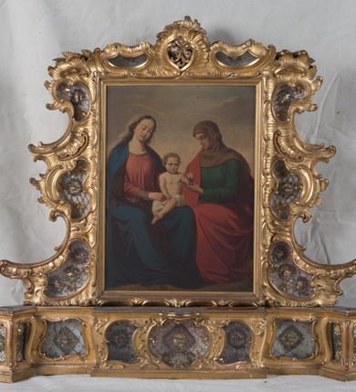 Zdjęcie nr 3: Feretron dwustronny  z obrazami świętej Anny Samotrzeć oraz św. Jana Kantego adorującego Matkę Boską  z Dzieciątkiem ustawiony na niskim postumencie o fantazyjnym kształcie z osią główną wysuniętą do przodu oraz narożnikami ustawionymi ukośnie.  W postumencie dziewięć przeszklonych gablotek mieszczących relikwie świętych, które opisane są na małych karteczkach, otoczone różnego rodzaju kwiatkami  i gwiazdkami wykonanymi z papieru i cienkich blaszek. Otwory gablotek  o różnorodnym, opływowym wykroju. Po bokach, na górnej powierzchni podstawy małe otwory po zatkniętych w nich, niezachowanych rzeźbach apostołów. Rama  w kształcie stojącego prostokąta, ujęta po każdej stronie trzema gablotkami otoczonymi rzeźbionym ornamentem rocaille&#039;owym. W zwieńczeniu takie same, mniejsze gablotki, pośrodku zamiast relikwii ażurowa, rzeźbiona wić roślinna. Na rewersie struktura feretronu o takim samym kształcie. Podstawa zdobiona siedmioma ramkami  o fantazyjnym kształtach utworzonych z wąskich esownic. Po bokach zamiast gablotek  owoidalne pola, w których złocona, drobna kratka. Rama zdobiona ornamentem rocaille&#039;owym.

Na awersie obraz z przedstawieniem św. Anny Samotrzeć. W centrum kompozycji ukazane są w postawie siedzącej św. Anna po prawej stronie i Matka Boska z Dzieciątkiem Jezus po lewej stronie. Maria zwrócona trzy czwarte w lewo, rękami przytrzymująca siedzące na jej kolanach Dzieciątko. Twarz owalna, z wyraźnie zaznaczonym podbródkiem, małe i jasnoróżowe usta, długi i szeroki nos, oczy lekko przymknięte, wysokie czoło. Włosy długie, falowane, z przedziałkiem pośrodku opadające na plecy i prawe ramię. Ubrana jest w długą, różową suknię ze złotym obszyciem pod szyją i na rękawach; niebieski płaszcz z brązową podszewką, zarzucony na plecy i otulający kolana oraz biały, delikatny welon  na głowie. Dzieciątko Jezus ukazane jest frontalnie, z lewą rączką uniesioną w geście błogosławieństwa. Twarz szeroka  z długim i szerokim nosem, wysokim czołem. Włosy krótkie, jasne, kędzierzawe. Wokół bioder ma założoną białą pieluszkę. Święta Anna zwrócona trzy czwarte w prawo,  z głową widoczną z lewego profilu, z lewą ręką przytrzymująca lewą rączkę Dzieciątka. Twarz podłużna z długim i szerokim nosem. Ubrana jest w długą zieloną suknię z długimi rękawami, czerwony płaszcz przerzucony  przez prawe ramię i zasłaniający kolana oraz jasnobrązową chustę zakrywającą włosy  i szyję. Karnacja ciemna. Wokół głów postaci złote, okrągłe nimby. W dolnej części obrazu widoczna roślinność, w górnej szarobłękitne niebo.

Na rewersie obraz z przedstawieniem Matki Boskiej z Dzieciątkiem adorowanych przez św. Jana Kantego. Scena zakomponowana  w architektonicznym wnętrzu. Maria ukazana w lewym górnym narożu obrazu,  w pozycji siedzącej na obłoku, zwrócona trzy czwarte w lewo, rękami przytrzymująca stojące na jej kolanach Dzieciątko. Twarz owalna z długim i wąskim nosem. Włosy długie, kręcone, ciemnobrązowe, schowane pod chustą. Ubrana w jasnoróżową suknię z długimi rękawami, niebieski płaszcz zasłaniający kolana, brązową chustę na głowie; na stopach sandały. Dzieciątko ukazane w pozycji stojącej, z lewą rączką wyciągniętą przed siebie, otulone przez Marię białą chustą na wysokości bioder. Diagonalnie, w dolnym, prawym narożu obrazu ukazany św. Jan Kanty; zwrócony trzy czwarte w prawo; z rękami wzniesionymi w geście modlitwy; z głową widoczną z lewego profilu, zwróconą w stronę Marii. Ubrany jest w togę profesorską. Twarz podłużna z długim i wąskim nosem, okolona krótko przystrzyżoną, siwą brodą. Włosy średniej długości, zwinięte w siwe pukle. Wokół głowy złoty, okrągły nimb. W dolnym narożu obrazu, na kamiennej posadzce otwarta, zapisana księga oraz zielona palma. Tło architektoniczne, po prawej stronie widoczna ostrołukowa arkada.

Relikwie umieszczone w niewielkich wnękach, za szybkami, opisane. Zwieńczenie feretronu, od lewej: relikwie „Sancti Vincentii Martyr”, relikwie „Sanctae Perpentuae Martyr”. Prawy bok feretronu, od góry: relikwie „Sancti Longina Męczennika”; relikwie  „Sanctae Kunegundy Panny”; relikwie „Mafsa SS. MM.”, „Sanctae Victorii Martyr”, „Sanctae Agnészki Panny i [...]”. Podstawa feretronu, od lewej: relikwie „Sancti Grzegorza Papieża”; relikwie „Sanctae Katarzyny”; relikwie „sanctus Clarus martyr”; relikwie „Sanctae Theogeni Martyr”; relikwie  „Sancti Urbana Papieża, Pluvium. Mino., Świętych Męczenników, Sanctae Gratii Marii”; relikwie „Sancti Theodori Martyr.”; relikwie „Sancti Jucundi Martyr”; relikwie „Iňocentii XI.”; relikwie „Sancti Jana Kapistrana”. Lewy bok feretronu, od góry: relikwie „Sancti Jana Kantego”; relikwie  „Sanctae Jadwigi Polki”; relikwie „Sanctae Pauliny Panny Męczennicy, Sancti Celestyna Papieża Męczen.,  SANCTI STANISŁAWA BISKUPA I MĘCZENNIKA”.
