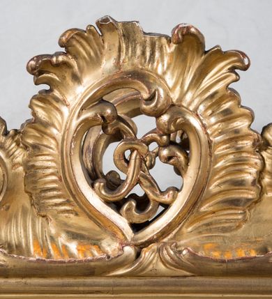 Zdjęcie nr 6: Feretron dwustronny  z obrazami świętej Anny Samotrzeć oraz św. Jana Kantego adorującego Matkę Boską  z Dzieciątkiem ustawiony na niskim postumencie o fantazyjnym kształcie z osią główną wysuniętą do przodu oraz narożnikami ustawionymi ukośnie.  W postumencie dziewięć przeszklonych gablotek mieszczących relikwie świętych, które opisane są na małych karteczkach, otoczone różnego rodzaju kwiatkami  i gwiazdkami wykonanymi z papieru i cienkich blaszek. Otwory gablotek  o różnorodnym, opływowym wykroju. Po bokach, na górnej powierzchni podstawy małe otwory po zatkniętych w nich, niezachowanych rzeźbach apostołów. Rama  w kształcie stojącego prostokąta, ujęta po każdej stronie trzema gablotkami otoczonymi rzeźbionym ornamentem rocaille&#039;owym. W zwieńczeniu takie same, mniejsze gablotki, pośrodku zamiast relikwii ażurowa, rzeźbiona wić roślinna. Na rewersie struktura feretronu o takim samym kształcie. Podstawa zdobiona siedmioma ramkami  o fantazyjnym kształtach utworzonych z wąskich esownic. Po bokach zamiast gablotek  owoidalne pola, w których złocona, drobna kratka. Rama zdobiona ornamentem rocaille&#039;owym.

Na awersie obraz z przedstawieniem św. Anny Samotrzeć. W centrum kompozycji ukazane są w postawie siedzącej św. Anna po prawej stronie i Matka Boska z Dzieciątkiem Jezus po lewej stronie. Maria zwrócona trzy czwarte w lewo, rękami przytrzymująca siedzące na jej kolanach Dzieciątko. Twarz owalna, z wyraźnie zaznaczonym podbródkiem, małe i jasnoróżowe usta, długi i szeroki nos, oczy lekko przymknięte, wysokie czoło. Włosy długie, falowane, z przedziałkiem pośrodku opadające na plecy i prawe ramię. Ubrana jest w długą, różową suknię ze złotym obszyciem pod szyją i na rękawach; niebieski płaszcz z brązową podszewką, zarzucony na plecy i otulający kolana oraz biały, delikatny welon  na głowie. Dzieciątko Jezus ukazane jest frontalnie, z lewą rączką uniesioną w geście błogosławieństwa. Twarz szeroka  z długim i szerokim nosem, wysokim czołem. Włosy krótkie, jasne, kędzierzawe. Wokół bioder ma założoną białą pieluszkę. Święta Anna zwrócona trzy czwarte w prawo,  z głową widoczną z lewego profilu, z lewą ręką przytrzymująca lewą rączkę Dzieciątka. Twarz podłużna z długim i szerokim nosem. Ubrana jest w długą zieloną suknię z długimi rękawami, czerwony płaszcz przerzucony  przez prawe ramię i zasłaniający kolana oraz jasnobrązową chustę zakrywającą włosy  i szyję. Karnacja ciemna. Wokół głów postaci złote, okrągłe nimby. W dolnej części obrazu widoczna roślinność, w górnej szarobłękitne niebo.

Na rewersie obraz z przedstawieniem Matki Boskiej z Dzieciątkiem adorowanych przez św. Jana Kantego. Scena zakomponowana  w architektonicznym wnętrzu. Maria ukazana w lewym górnym narożu obrazu,  w pozycji siedzącej na obłoku, zwrócona trzy czwarte w lewo, rękami przytrzymująca stojące na jej kolanach Dzieciątko. Twarz owalna z długim i wąskim nosem. Włosy długie, kręcone, ciemnobrązowe, schowane pod chustą. Ubrana w jasnoróżową suknię z długimi rękawami, niebieski płaszcz zasłaniający kolana, brązową chustę na głowie; na stopach sandały. Dzieciątko ukazane w pozycji stojącej, z lewą rączką wyciągniętą przed siebie, otulone przez Marię białą chustą na wysokości bioder. Diagonalnie, w dolnym, prawym narożu obrazu ukazany św. Jan Kanty; zwrócony trzy czwarte w prawo; z rękami wzniesionymi w geście modlitwy; z głową widoczną z lewego profilu, zwróconą w stronę Marii. Ubrany jest w togę profesorską. Twarz podłużna z długim i wąskim nosem, okolona krótko przystrzyżoną, siwą brodą. Włosy średniej długości, zwinięte w siwe pukle. Wokół głowy złoty, okrągły nimb. W dolnym narożu obrazu, na kamiennej posadzce otwarta, zapisana księga oraz zielona palma. Tło architektoniczne, po prawej stronie widoczna ostrołukowa arkada.

Relikwie umieszczone w niewielkich wnękach, za szybkami, opisane. Zwieńczenie feretronu, od lewej: relikwie „Sancti Vincentii Martyr”, relikwie „Sanctae Perpentuae Martyr”. Prawy bok feretronu, od góry: relikwie „Sancti Longina Męczennika”; relikwie  „Sanctae Kunegundy Panny”; relikwie „Mafsa SS. MM.”, „Sanctae Victorii Martyr”, „Sanctae Agnészki Panny i [...]”. Podstawa feretronu, od lewej: relikwie „Sancti Grzegorza Papieża”; relikwie „Sanctae Katarzyny”; relikwie „sanctus Clarus martyr”; relikwie „Sanctae Theogeni Martyr”; relikwie  „Sancti Urbana Papieża, Pluvium. Mino., Świętych Męczenników, Sanctae Gratii Marii”; relikwie „Sancti Theodori Martyr.”; relikwie „Sancti Jucundi Martyr”; relikwie „Iňocentii XI.”; relikwie „Sancti Jana Kapistrana”. Lewy bok feretronu, od góry: relikwie „Sancti Jana Kantego”; relikwie  „Sanctae Jadwigi Polki”; relikwie „Sanctae Pauliny Panny Męczennicy, Sancti Celestyna Papieża Męczen.,  SANCTI STANISŁAWA BISKUPA I MĘCZENNIKA”.
