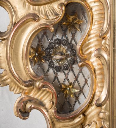 Zdjęcie nr 7: Feretron dwustronny  z obrazami świętej Anny Samotrzeć oraz św. Jana Kantego adorującego Matkę Boską  z Dzieciątkiem ustawiony na niskim postumencie o fantazyjnym kształcie z osią główną wysuniętą do przodu oraz narożnikami ustawionymi ukośnie.  W postumencie dziewięć przeszklonych gablotek mieszczących relikwie świętych, które opisane są na małych karteczkach, otoczone różnego rodzaju kwiatkami  i gwiazdkami wykonanymi z papieru i cienkich blaszek. Otwory gablotek  o różnorodnym, opływowym wykroju. Po bokach, na górnej powierzchni podstawy małe otwory po zatkniętych w nich, niezachowanych rzeźbach apostołów. Rama  w kształcie stojącego prostokąta, ujęta po każdej stronie trzema gablotkami otoczonymi rzeźbionym ornamentem rocaille'owym. W zwieńczeniu takie same, mniejsze gablotki, pośrodku zamiast relikwii ażurowa, rzeźbiona wić roślinna. Na rewersie struktura feretronu o takim samym kształcie. Podstawa zdobiona siedmioma ramkami  o fantazyjnym kształtach utworzonych z wąskich esownic. Po bokach zamiast gablotek  owoidalne pola, w których złocona, drobna kratka. Rama zdobiona ornamentem rocaille'owym.

Na awersie obraz z przedstawieniem św. Anny Samotrzeć. W centrum kompozycji ukazane są w postawie siedzącej św. Anna po prawej stronie i Matka Boska z Dzieciątkiem Jezus po lewej stronie. Maria zwrócona trzy czwarte w lewo, rękami przytrzymująca siedzące na jej kolanach Dzieciątko. Twarz owalna, z wyraźnie zaznaczonym podbródkiem, małe i jasnoróżowe usta, długi i szeroki nos, oczy lekko przymknięte, wysokie czoło. Włosy długie, falowane, z przedziałkiem pośrodku opadające na plecy i prawe ramię. Ubrana jest w długą, różową suknię ze złotym obszyciem pod szyją i na rękawach; niebieski płaszcz z brązową podszewką, zarzucony na plecy i otulający kolana oraz biały, delikatny welon  na głowie. Dzieciątko Jezus ukazane jest frontalnie, z lewą rączką uniesioną w geście błogosławieństwa. Twarz szeroka  z długim i szerokim nosem, wysokim czołem. Włosy krótkie, jasne, kędzierzawe. Wokół bioder ma założoną białą pieluszkę. Święta Anna zwrócona trzy czwarte w prawo,  z głową widoczną z lewego profilu, z lewą ręką przytrzymująca lewą rączkę Dzieciątka. Twarz podłużna z długim i szerokim nosem. Ubrana jest w długą zieloną suknię z długimi rękawami, czerwony płaszcz przerzucony  przez prawe ramię i zasłaniający kolana oraz jasnobrązową chustę zakrywającą włosy  i szyję. Karnacja ciemna. Wokół głów postaci złote, okrągłe nimby. W dolnej części obrazu widoczna roślinność, w górnej szarobłękitne niebo.

Na rewersie obraz z przedstawieniem Matki Boskiej z Dzieciątkiem adorowanych przez św. Jana Kantego. Scena zakomponowana  w architektonicznym wnętrzu. Maria ukazana w lewym górnym narożu obrazu,  w pozycji siedzącej na obłoku, zwrócona trzy czwarte w lewo, rękami przytrzymująca stojące na jej kolanach Dzieciątko. Twarz owalna z długim i wąskim nosem. Włosy długie, kręcone, ciemnobrązowe, schowane pod chustą. Ubrana w jasnoróżową suknię z długimi rękawami, niebieski płaszcz zasłaniający kolana, brązową chustę na głowie; na stopach sandały. Dzieciątko ukazane w pozycji stojącej, z lewą rączką wyciągniętą przed siebie, otulone przez Marię białą chustą na wysokości bioder. Diagonalnie, w dolnym, prawym narożu obrazu ukazany św. Jan Kanty; zwrócony trzy czwarte w prawo; z rękami wzniesionymi w geście modlitwy; z głową widoczną z lewego profilu, zwróconą w stronę Marii. Ubrany jest w togę profesorską. Twarz podłużna z długim i wąskim nosem, okolona krótko przystrzyżoną, siwą brodą. Włosy średniej długości, zwinięte w siwe pukle. Wokół głowy złoty, okrągły nimb. W dolnym narożu obrazu, na kamiennej posadzce otwarta, zapisana księga oraz zielona palma. Tło architektoniczne, po prawej stronie widoczna ostrołukowa arkada.

Relikwie umieszczone w niewielkich wnękach, za szybkami, opisane. Zwieńczenie feretronu, od lewej: relikwie „Sancti Vincentii Martyr”, relikwie „Sanctae Perpentuae Martyr”. Prawy bok feretronu, od góry: relikwie „Sancti Longina Męczennika”; relikwie  „Sanctae Kunegundy Panny”; relikwie „Mafsa SS. MM.”, „Sanctae Victorii Martyr”, „Sanctae Agnészki Panny i [...]”. Podstawa feretronu, od lewej: relikwie „Sancti Grzegorza Papieża”; relikwie „Sanctae Katarzyny”; relikwie „sanctus Clarus martyr”; relikwie „Sanctae Theogeni Martyr”; relikwie  „Sancti Urbana Papieża, Pluvium. Mino., Świętych Męczenników, Sanctae Gratii Marii”; relikwie „Sancti Theodori Martyr.”; relikwie „Sancti Jucundi Martyr”; relikwie „Iňocentii XI.”; relikwie „Sancti Jana Kapistrana”. Lewy bok feretronu, od góry: relikwie „Sancti Jana Kantego”; relikwie  „Sanctae Jadwigi Polki”; relikwie „Sanctae Pauliny Panny Męczennicy, Sancti Celestyna Papieża Męczen.,  SANCTI STANISŁAWA BISKUPA I MĘCZENNIKA”.
