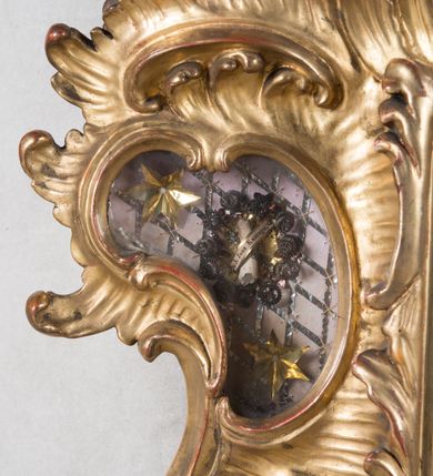 Zdjęcie nr 8: Feretron dwustronny  z obrazami świętej Anny Samotrzeć oraz św. Jana Kantego adorującego Matkę Boską  z Dzieciątkiem ustawiony na niskim postumencie o fantazyjnym kształcie z osią główną wysuniętą do przodu oraz narożnikami ustawionymi ukośnie.  W postumencie dziewięć przeszklonych gablotek mieszczących relikwie świętych, które opisane są na małych karteczkach, otoczone różnego rodzaju kwiatkami  i gwiazdkami wykonanymi z papieru i cienkich blaszek. Otwory gablotek  o różnorodnym, opływowym wykroju. Po bokach, na górnej powierzchni podstawy małe otwory po zatkniętych w nich, niezachowanych rzeźbach apostołów. Rama  w kształcie stojącego prostokąta, ujęta po każdej stronie trzema gablotkami otoczonymi rzeźbionym ornamentem rocaille&#039;owym. W zwieńczeniu takie same, mniejsze gablotki, pośrodku zamiast relikwii ażurowa, rzeźbiona wić roślinna. Na rewersie struktura feretronu o takim samym kształcie. Podstawa zdobiona siedmioma ramkami  o fantazyjnym kształtach utworzonych z wąskich esownic. Po bokach zamiast gablotek  owoidalne pola, w których złocona, drobna kratka. Rama zdobiona ornamentem rocaille&#039;owym.

Na awersie obraz z przedstawieniem św. Anny Samotrzeć. W centrum kompozycji ukazane są w postawie siedzącej św. Anna po prawej stronie i Matka Boska z Dzieciątkiem Jezus po lewej stronie. Maria zwrócona trzy czwarte w lewo, rękami przytrzymująca siedzące na jej kolanach Dzieciątko. Twarz owalna, z wyraźnie zaznaczonym podbródkiem, małe i jasnoróżowe usta, długi i szeroki nos, oczy lekko przymknięte, wysokie czoło. Włosy długie, falowane, z przedziałkiem pośrodku opadające na plecy i prawe ramię. Ubrana jest w długą, różową suknię ze złotym obszyciem pod szyją i na rękawach; niebieski płaszcz z brązową podszewką, zarzucony na plecy i otulający kolana oraz biały, delikatny welon  na głowie. Dzieciątko Jezus ukazane jest frontalnie, z lewą rączką uniesioną w geście błogosławieństwa. Twarz szeroka  z długim i szerokim nosem, wysokim czołem. Włosy krótkie, jasne, kędzierzawe. Wokół bioder ma założoną białą pieluszkę. Święta Anna zwrócona trzy czwarte w prawo,  z głową widoczną z lewego profilu, z lewą ręką przytrzymująca lewą rączkę Dzieciątka. Twarz podłużna z długim i szerokim nosem. Ubrana jest w długą zieloną suknię z długimi rękawami, czerwony płaszcz przerzucony  przez prawe ramię i zasłaniający kolana oraz jasnobrązową chustę zakrywającą włosy  i szyję. Karnacja ciemna. Wokół głów postaci złote, okrągłe nimby. W dolnej części obrazu widoczna roślinność, w górnej szarobłękitne niebo.

Na rewersie obraz z przedstawieniem Matki Boskiej z Dzieciątkiem adorowanych przez św. Jana Kantego. Scena zakomponowana  w architektonicznym wnętrzu. Maria ukazana w lewym górnym narożu obrazu,  w pozycji siedzącej na obłoku, zwrócona trzy czwarte w lewo, rękami przytrzymująca stojące na jej kolanach Dzieciątko. Twarz owalna z długim i wąskim nosem. Włosy długie, kręcone, ciemnobrązowe, schowane pod chustą. Ubrana w jasnoróżową suknię z długimi rękawami, niebieski płaszcz zasłaniający kolana, brązową chustę na głowie; na stopach sandały. Dzieciątko ukazane w pozycji stojącej, z lewą rączką wyciągniętą przed siebie, otulone przez Marię białą chustą na wysokości bioder. Diagonalnie, w dolnym, prawym narożu obrazu ukazany św. Jan Kanty; zwrócony trzy czwarte w prawo; z rękami wzniesionymi w geście modlitwy; z głową widoczną z lewego profilu, zwróconą w stronę Marii. Ubrany jest w togę profesorską. Twarz podłużna z długim i wąskim nosem, okolona krótko przystrzyżoną, siwą brodą. Włosy średniej długości, zwinięte w siwe pukle. Wokół głowy złoty, okrągły nimb. W dolnym narożu obrazu, na kamiennej posadzce otwarta, zapisana księga oraz zielona palma. Tło architektoniczne, po prawej stronie widoczna ostrołukowa arkada.

Relikwie umieszczone w niewielkich wnękach, za szybkami, opisane. Zwieńczenie feretronu, od lewej: relikwie „Sancti Vincentii Martyr”, relikwie „Sanctae Perpentuae Martyr”. Prawy bok feretronu, od góry: relikwie „Sancti Longina Męczennika”; relikwie  „Sanctae Kunegundy Panny”; relikwie „Mafsa SS. MM.”, „Sanctae Victorii Martyr”, „Sanctae Agnészki Panny i [...]”. Podstawa feretronu, od lewej: relikwie „Sancti Grzegorza Papieża”; relikwie „Sanctae Katarzyny”; relikwie „sanctus Clarus martyr”; relikwie „Sanctae Theogeni Martyr”; relikwie  „Sancti Urbana Papieża, Pluvium. Mino., Świętych Męczenników, Sanctae Gratii Marii”; relikwie „Sancti Theodori Martyr.”; relikwie „Sancti Jucundi Martyr”; relikwie „Iňocentii XI.”; relikwie „Sancti Jana Kapistrana”. Lewy bok feretronu, od góry: relikwie „Sancti Jana Kantego”; relikwie  „Sanctae Jadwigi Polki”; relikwie „Sanctae Pauliny Panny Męczennicy, Sancti Celestyna Papieża Męczen.,  SANCTI STANISŁAWA BISKUPA I MĘCZENNIKA”.
