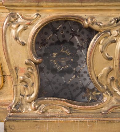 Zdjęcie nr 9: Feretron dwustronny  z obrazami świętej Anny Samotrzeć oraz św. Jana Kantego adorującego Matkę Boską  z Dzieciątkiem ustawiony na niskim postumencie o fantazyjnym kształcie z osią główną wysuniętą do przodu oraz narożnikami ustawionymi ukośnie.  W postumencie dziewięć przeszklonych gablotek mieszczących relikwie świętych, które opisane są na małych karteczkach, otoczone różnego rodzaju kwiatkami  i gwiazdkami wykonanymi z papieru i cienkich blaszek. Otwory gablotek  o różnorodnym, opływowym wykroju. Po bokach, na górnej powierzchni podstawy małe otwory po zatkniętych w nich, niezachowanych rzeźbach apostołów. Rama  w kształcie stojącego prostokąta, ujęta po każdej stronie trzema gablotkami otoczonymi rzeźbionym ornamentem rocaille'owym. W zwieńczeniu takie same, mniejsze gablotki, pośrodku zamiast relikwii ażurowa, rzeźbiona wić roślinna. Na rewersie struktura feretronu o takim samym kształcie. Podstawa zdobiona siedmioma ramkami  o fantazyjnym kształtach utworzonych z wąskich esownic. Po bokach zamiast gablotek  owoidalne pola, w których złocona, drobna kratka. Rama zdobiona ornamentem rocaille'owym.

Na awersie obraz z przedstawieniem św. Anny Samotrzeć. W centrum kompozycji ukazane są w postawie siedzącej św. Anna po prawej stronie i Matka Boska z Dzieciątkiem Jezus po lewej stronie. Maria zwrócona trzy czwarte w lewo, rękami przytrzymująca siedzące na jej kolanach Dzieciątko. Twarz owalna, z wyraźnie zaznaczonym podbródkiem, małe i jasnoróżowe usta, długi i szeroki nos, oczy lekko przymknięte, wysokie czoło. Włosy długie, falowane, z przedziałkiem pośrodku opadające na plecy i prawe ramię. Ubrana jest w długą, różową suknię ze złotym obszyciem pod szyją i na rękawach; niebieski płaszcz z brązową podszewką, zarzucony na plecy i otulający kolana oraz biały, delikatny welon  na głowie. Dzieciątko Jezus ukazane jest frontalnie, z lewą rączką uniesioną w geście błogosławieństwa. Twarz szeroka  z długim i szerokim nosem, wysokim czołem. Włosy krótkie, jasne, kędzierzawe. Wokół bioder ma założoną białą pieluszkę. Święta Anna zwrócona trzy czwarte w prawo,  z głową widoczną z lewego profilu, z lewą ręką przytrzymująca lewą rączkę Dzieciątka. Twarz podłużna z długim i szerokim nosem. Ubrana jest w długą zieloną suknię z długimi rękawami, czerwony płaszcz przerzucony  przez prawe ramię i zasłaniający kolana oraz jasnobrązową chustę zakrywającą włosy  i szyję. Karnacja ciemna. Wokół głów postaci złote, okrągłe nimby. W dolnej części obrazu widoczna roślinność, w górnej szarobłękitne niebo.

Na rewersie obraz z przedstawieniem Matki Boskiej z Dzieciątkiem adorowanych przez św. Jana Kantego. Scena zakomponowana  w architektonicznym wnętrzu. Maria ukazana w lewym górnym narożu obrazu,  w pozycji siedzącej na obłoku, zwrócona trzy czwarte w lewo, rękami przytrzymująca stojące na jej kolanach Dzieciątko. Twarz owalna z długim i wąskim nosem. Włosy długie, kręcone, ciemnobrązowe, schowane pod chustą. Ubrana w jasnoróżową suknię z długimi rękawami, niebieski płaszcz zasłaniający kolana, brązową chustę na głowie; na stopach sandały. Dzieciątko ukazane w pozycji stojącej, z lewą rączką wyciągniętą przed siebie, otulone przez Marię białą chustą na wysokości bioder. Diagonalnie, w dolnym, prawym narożu obrazu ukazany św. Jan Kanty; zwrócony trzy czwarte w prawo; z rękami wzniesionymi w geście modlitwy; z głową widoczną z lewego profilu, zwróconą w stronę Marii. Ubrany jest w togę profesorską. Twarz podłużna z długim i wąskim nosem, okolona krótko przystrzyżoną, siwą brodą. Włosy średniej długości, zwinięte w siwe pukle. Wokół głowy złoty, okrągły nimb. W dolnym narożu obrazu, na kamiennej posadzce otwarta, zapisana księga oraz zielona palma. Tło architektoniczne, po prawej stronie widoczna ostrołukowa arkada.

Relikwie umieszczone w niewielkich wnękach, za szybkami, opisane. Zwieńczenie feretronu, od lewej: relikwie „Sancti Vincentii Martyr”, relikwie „Sanctae Perpentuae Martyr”. Prawy bok feretronu, od góry: relikwie „Sancti Longina Męczennika”; relikwie  „Sanctae Kunegundy Panny”; relikwie „Mafsa SS. MM.”, „Sanctae Victorii Martyr”, „Sanctae Agnészki Panny i [...]”. Podstawa feretronu, od lewej: relikwie „Sancti Grzegorza Papieża”; relikwie „Sanctae Katarzyny”; relikwie „sanctus Clarus martyr”; relikwie „Sanctae Theogeni Martyr”; relikwie  „Sancti Urbana Papieża, Pluvium. Mino., Świętych Męczenników, Sanctae Gratii Marii”; relikwie „Sancti Theodori Martyr.”; relikwie „Sancti Jucundi Martyr”; relikwie „Iňocentii XI.”; relikwie „Sancti Jana Kapistrana”. Lewy bok feretronu, od góry: relikwie „Sancti Jana Kantego”; relikwie  „Sanctae Jadwigi Polki”; relikwie „Sanctae Pauliny Panny Męczennicy, Sancti Celestyna Papieża Męczen.,  SANCTI STANISŁAWA BISKUPA I MĘCZENNIKA”.
