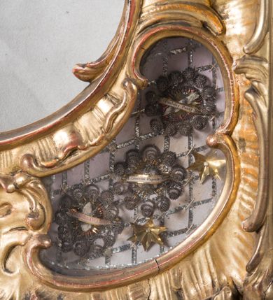 Zdjęcie nr 12: Feretron dwustronny  z obrazami świętej Anny Samotrzeć oraz św. Jana Kantego adorującego Matkę Boską  z Dzieciątkiem ustawiony na niskim postumencie o fantazyjnym kształcie z osią główną wysuniętą do przodu oraz narożnikami ustawionymi ukośnie.  W postumencie dziewięć przeszklonych gablotek mieszczących relikwie świętych, które opisane są na małych karteczkach, otoczone różnego rodzaju kwiatkami  i gwiazdkami wykonanymi z papieru i cienkich blaszek. Otwory gablotek  o różnorodnym, opływowym wykroju. Po bokach, na górnej powierzchni podstawy małe otwory po zatkniętych w nich, niezachowanych rzeźbach apostołów. Rama  w kształcie stojącego prostokąta, ujęta po każdej stronie trzema gablotkami otoczonymi rzeźbionym ornamentem rocaille'owym. W zwieńczeniu takie same, mniejsze gablotki, pośrodku zamiast relikwii ażurowa, rzeźbiona wić roślinna. Na rewersie struktura feretronu o takim samym kształcie. Podstawa zdobiona siedmioma ramkami  o fantazyjnym kształtach utworzonych z wąskich esownic. Po bokach zamiast gablotek  owoidalne pola, w których złocona, drobna kratka. Rama zdobiona ornamentem rocaille'owym.

Na awersie obraz z przedstawieniem św. Anny Samotrzeć. W centrum kompozycji ukazane są w postawie siedzącej św. Anna po prawej stronie i Matka Boska z Dzieciątkiem Jezus po lewej stronie. Maria zwrócona trzy czwarte w lewo, rękami przytrzymująca siedzące na jej kolanach Dzieciątko. Twarz owalna, z wyraźnie zaznaczonym podbródkiem, małe i jasnoróżowe usta, długi i szeroki nos, oczy lekko przymknięte, wysokie czoło. Włosy długie, falowane, z przedziałkiem pośrodku opadające na plecy i prawe ramię. Ubrana jest w długą, różową suknię ze złotym obszyciem pod szyją i na rękawach; niebieski płaszcz z brązową podszewką, zarzucony na plecy i otulający kolana oraz biały, delikatny welon  na głowie. Dzieciątko Jezus ukazane jest frontalnie, z lewą rączką uniesioną w geście błogosławieństwa. Twarz szeroka  z długim i szerokim nosem, wysokim czołem. Włosy krótkie, jasne, kędzierzawe. Wokół bioder ma założoną białą pieluszkę. Święta Anna zwrócona trzy czwarte w prawo,  z głową widoczną z lewego profilu, z lewą ręką przytrzymująca lewą rączkę Dzieciątka. Twarz podłużna z długim i szerokim nosem. Ubrana jest w długą zieloną suknię z długimi rękawami, czerwony płaszcz przerzucony  przez prawe ramię i zasłaniający kolana oraz jasnobrązową chustę zakrywającą włosy  i szyję. Karnacja ciemna. Wokół głów postaci złote, okrągłe nimby. W dolnej części obrazu widoczna roślinność, w górnej szarobłękitne niebo.

Na rewersie obraz z przedstawieniem Matki Boskiej z Dzieciątkiem adorowanych przez św. Jana Kantego. Scena zakomponowana  w architektonicznym wnętrzu. Maria ukazana w lewym górnym narożu obrazu,  w pozycji siedzącej na obłoku, zwrócona trzy czwarte w lewo, rękami przytrzymująca stojące na jej kolanach Dzieciątko. Twarz owalna z długim i wąskim nosem. Włosy długie, kręcone, ciemnobrązowe, schowane pod chustą. Ubrana w jasnoróżową suknię z długimi rękawami, niebieski płaszcz zasłaniający kolana, brązową chustę na głowie; na stopach sandały. Dzieciątko ukazane w pozycji stojącej, z lewą rączką wyciągniętą przed siebie, otulone przez Marię białą chustą na wysokości bioder. Diagonalnie, w dolnym, prawym narożu obrazu ukazany św. Jan Kanty; zwrócony trzy czwarte w prawo; z rękami wzniesionymi w geście modlitwy; z głową widoczną z lewego profilu, zwróconą w stronę Marii. Ubrany jest w togę profesorską. Twarz podłużna z długim i wąskim nosem, okolona krótko przystrzyżoną, siwą brodą. Włosy średniej długości, zwinięte w siwe pukle. Wokół głowy złoty, okrągły nimb. W dolnym narożu obrazu, na kamiennej posadzce otwarta, zapisana księga oraz zielona palma. Tło architektoniczne, po prawej stronie widoczna ostrołukowa arkada.

Relikwie umieszczone w niewielkich wnękach, za szybkami, opisane. Zwieńczenie feretronu, od lewej: relikwie „Sancti Vincentii Martyr”, relikwie „Sanctae Perpentuae Martyr”. Prawy bok feretronu, od góry: relikwie „Sancti Longina Męczennika”; relikwie  „Sanctae Kunegundy Panny”; relikwie „Mafsa SS. MM.”, „Sanctae Victorii Martyr”, „Sanctae Agnészki Panny i [...]”. Podstawa feretronu, od lewej: relikwie „Sancti Grzegorza Papieża”; relikwie „Sanctae Katarzyny”; relikwie „sanctus Clarus martyr”; relikwie „Sanctae Theogeni Martyr”; relikwie  „Sancti Urbana Papieża, Pluvium. Mino., Świętych Męczenników, Sanctae Gratii Marii”; relikwie „Sancti Theodori Martyr.”; relikwie „Sancti Jucundi Martyr”; relikwie „Iňocentii XI.”; relikwie „Sancti Jana Kapistrana”. Lewy bok feretronu, od góry: relikwie „Sancti Jana Kantego”; relikwie  „Sanctae Jadwigi Polki”; relikwie „Sanctae Pauliny Panny Męczennicy, Sancti Celestyna Papieża Męczen.,  SANCTI STANISŁAWA BISKUPA I MĘCZENNIKA”.
