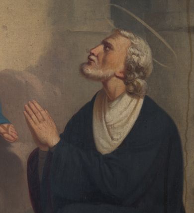 Zdjęcie nr 18: Feretron dwustronny  z obrazami świętej Anny Samotrzeć oraz św. Jana Kantego adorującego Matkę Boską  z Dzieciątkiem ustawiony na niskim postumencie o fantazyjnym kształcie z osią główną wysuniętą do przodu oraz narożnikami ustawionymi ukośnie.  W postumencie dziewięć przeszklonych gablotek mieszczących relikwie świętych, które opisane są na małych karteczkach, otoczone różnego rodzaju kwiatkami  i gwiazdkami wykonanymi z papieru i cienkich blaszek. Otwory gablotek  o różnorodnym, opływowym wykroju. Po bokach, na górnej powierzchni podstawy małe otwory po zatkniętych w nich, niezachowanych rzeźbach apostołów. Rama  w kształcie stojącego prostokąta, ujęta po każdej stronie trzema gablotkami otoczonymi rzeźbionym ornamentem rocaille'owym. W zwieńczeniu takie same, mniejsze gablotki, pośrodku zamiast relikwii ażurowa, rzeźbiona wić roślinna. Na rewersie struktura feretronu o takim samym kształcie. Podstawa zdobiona siedmioma ramkami  o fantazyjnym kształtach utworzonych z wąskich esownic. Po bokach zamiast gablotek  owoidalne pola, w których złocona, drobna kratka. Rama zdobiona ornamentem rocaille'owym.

Na awersie obraz z przedstawieniem św. Anny Samotrzeć. W centrum kompozycji ukazane są w postawie siedzącej św. Anna po prawej stronie i Matka Boska z Dzieciątkiem Jezus po lewej stronie. Maria zwrócona trzy czwarte w lewo, rękami przytrzymująca siedzące na jej kolanach Dzieciątko. Twarz owalna, z wyraźnie zaznaczonym podbródkiem, małe i jasnoróżowe usta, długi i szeroki nos, oczy lekko przymknięte, wysokie czoło. Włosy długie, falowane, z przedziałkiem pośrodku opadające na plecy i prawe ramię. Ubrana jest w długą, różową suknię ze złotym obszyciem pod szyją i na rękawach; niebieski płaszcz z brązową podszewką, zarzucony na plecy i otulający kolana oraz biały, delikatny welon  na głowie. Dzieciątko Jezus ukazane jest frontalnie, z lewą rączką uniesioną w geście błogosławieństwa. Twarz szeroka  z długim i szerokim nosem, wysokim czołem. Włosy krótkie, jasne, kędzierzawe. Wokół bioder ma założoną białą pieluszkę. Święta Anna zwrócona trzy czwarte w prawo,  z głową widoczną z lewego profilu, z lewą ręką przytrzymująca lewą rączkę Dzieciątka. Twarz podłużna z długim i szerokim nosem. Ubrana jest w długą zieloną suknię z długimi rękawami, czerwony płaszcz przerzucony  przez prawe ramię i zasłaniający kolana oraz jasnobrązową chustę zakrywającą włosy  i szyję. Karnacja ciemna. Wokół głów postaci złote, okrągłe nimby. W dolnej części obrazu widoczna roślinność, w górnej szarobłękitne niebo.

Na rewersie obraz z przedstawieniem Matki Boskiej z Dzieciątkiem adorowanych przez św. Jana Kantego. Scena zakomponowana  w architektonicznym wnętrzu. Maria ukazana w lewym górnym narożu obrazu,  w pozycji siedzącej na obłoku, zwrócona trzy czwarte w lewo, rękami przytrzymująca stojące na jej kolanach Dzieciątko. Twarz owalna z długim i wąskim nosem. Włosy długie, kręcone, ciemnobrązowe, schowane pod chustą. Ubrana w jasnoróżową suknię z długimi rękawami, niebieski płaszcz zasłaniający kolana, brązową chustę na głowie; na stopach sandały. Dzieciątko ukazane w pozycji stojącej, z lewą rączką wyciągniętą przed siebie, otulone przez Marię białą chustą na wysokości bioder. Diagonalnie, w dolnym, prawym narożu obrazu ukazany św. Jan Kanty; zwrócony trzy czwarte w prawo; z rękami wzniesionymi w geście modlitwy; z głową widoczną z lewego profilu, zwróconą w stronę Marii. Ubrany jest w togę profesorską. Twarz podłużna z długim i wąskim nosem, okolona krótko przystrzyżoną, siwą brodą. Włosy średniej długości, zwinięte w siwe pukle. Wokół głowy złoty, okrągły nimb. W dolnym narożu obrazu, na kamiennej posadzce otwarta, zapisana księga oraz zielona palma. Tło architektoniczne, po prawej stronie widoczna ostrołukowa arkada.

Relikwie umieszczone w niewielkich wnękach, za szybkami, opisane. Zwieńczenie feretronu, od lewej: relikwie „Sancti Vincentii Martyr”, relikwie „Sanctae Perpentuae Martyr”. Prawy bok feretronu, od góry: relikwie „Sancti Longina Męczennika”; relikwie  „Sanctae Kunegundy Panny”; relikwie „Mafsa SS. MM.”, „Sanctae Victorii Martyr”, „Sanctae Agnészki Panny i [...]”. Podstawa feretronu, od lewej: relikwie „Sancti Grzegorza Papieża”; relikwie „Sanctae Katarzyny”; relikwie „sanctus Clarus martyr”; relikwie „Sanctae Theogeni Martyr”; relikwie  „Sancti Urbana Papieża, Pluvium. Mino., Świętych Męczenników, Sanctae Gratii Marii”; relikwie „Sancti Theodori Martyr.”; relikwie „Sancti Jucundi Martyr”; relikwie „Iňocentii XI.”; relikwie „Sancti Jana Kapistrana”. Lewy bok feretronu, od góry: relikwie „Sancti Jana Kantego”; relikwie  „Sanctae Jadwigi Polki”; relikwie „Sanctae Pauliny Panny Męczennicy, Sancti Celestyna Papieża Męczen.,  SANCTI STANISŁAWA BISKUPA I MĘCZENNIKA”.
