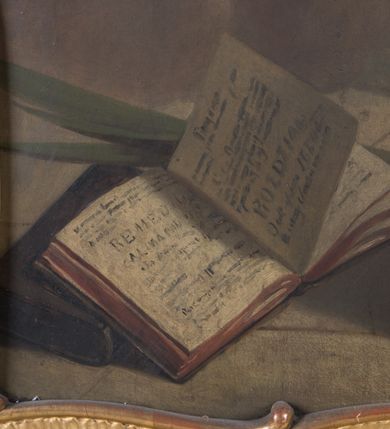 Zdjęcie nr 21: Feretron dwustronny  z obrazami świętej Anny Samotrzeć oraz św. Jana Kantego adorującego Matkę Boską  z Dzieciątkiem ustawiony na niskim postumencie o fantazyjnym kształcie z osią główną wysuniętą do przodu oraz narożnikami ustawionymi ukośnie.  W postumencie dziewięć przeszklonych gablotek mieszczących relikwie świętych, które opisane są na małych karteczkach, otoczone różnego rodzaju kwiatkami  i gwiazdkami wykonanymi z papieru i cienkich blaszek. Otwory gablotek  o różnorodnym, opływowym wykroju. Po bokach, na górnej powierzchni podstawy małe otwory po zatkniętych w nich, niezachowanych rzeźbach apostołów. Rama  w kształcie stojącego prostokąta, ujęta po każdej stronie trzema gablotkami otoczonymi rzeźbionym ornamentem rocaille'owym. W zwieńczeniu takie same, mniejsze gablotki, pośrodku zamiast relikwii ażurowa, rzeźbiona wić roślinna. Na rewersie struktura feretronu o takim samym kształcie. Podstawa zdobiona siedmioma ramkami  o fantazyjnym kształtach utworzonych z wąskich esownic. Po bokach zamiast gablotek  owoidalne pola, w których złocona, drobna kratka. Rama zdobiona ornamentem rocaille'owym.

Na awersie obraz z przedstawieniem św. Anny Samotrzeć. W centrum kompozycji ukazane są w postawie siedzącej św. Anna po prawej stronie i Matka Boska z Dzieciątkiem Jezus po lewej stronie. Maria zwrócona trzy czwarte w lewo, rękami przytrzymująca siedzące na jej kolanach Dzieciątko. Twarz owalna, z wyraźnie zaznaczonym podbródkiem, małe i jasnoróżowe usta, długi i szeroki nos, oczy lekko przymknięte, wysokie czoło. Włosy długie, falowane, z przedziałkiem pośrodku opadające na plecy i prawe ramię. Ubrana jest w długą, różową suknię ze złotym obszyciem pod szyją i na rękawach; niebieski płaszcz z brązową podszewką, zarzucony na plecy i otulający kolana oraz biały, delikatny welon  na głowie. Dzieciątko Jezus ukazane jest frontalnie, z lewą rączką uniesioną w geście błogosławieństwa. Twarz szeroka  z długim i szerokim nosem, wysokim czołem. Włosy krótkie, jasne, kędzierzawe. Wokół bioder ma założoną białą pieluszkę. Święta Anna zwrócona trzy czwarte w prawo,  z głową widoczną z lewego profilu, z lewą ręką przytrzymująca lewą rączkę Dzieciątka. Twarz podłużna z długim i szerokim nosem. Ubrana jest w długą zieloną suknię z długimi rękawami, czerwony płaszcz przerzucony  przez prawe ramię i zasłaniający kolana oraz jasnobrązową chustę zakrywającą włosy  i szyję. Karnacja ciemna. Wokół głów postaci złote, okrągłe nimby. W dolnej części obrazu widoczna roślinność, w górnej szarobłękitne niebo.

Na rewersie obraz z przedstawieniem Matki Boskiej z Dzieciątkiem adorowanych przez św. Jana Kantego. Scena zakomponowana  w architektonicznym wnętrzu. Maria ukazana w lewym górnym narożu obrazu,  w pozycji siedzącej na obłoku, zwrócona trzy czwarte w lewo, rękami przytrzymująca stojące na jej kolanach Dzieciątko. Twarz owalna z długim i wąskim nosem. Włosy długie, kręcone, ciemnobrązowe, schowane pod chustą. Ubrana w jasnoróżową suknię z długimi rękawami, niebieski płaszcz zasłaniający kolana, brązową chustę na głowie; na stopach sandały. Dzieciątko ukazane w pozycji stojącej, z lewą rączką wyciągniętą przed siebie, otulone przez Marię białą chustą na wysokości bioder. Diagonalnie, w dolnym, prawym narożu obrazu ukazany św. Jan Kanty; zwrócony trzy czwarte w prawo; z rękami wzniesionymi w geście modlitwy; z głową widoczną z lewego profilu, zwróconą w stronę Marii. Ubrany jest w togę profesorską. Twarz podłużna z długim i wąskim nosem, okolona krótko przystrzyżoną, siwą brodą. Włosy średniej długości, zwinięte w siwe pukle. Wokół głowy złoty, okrągły nimb. W dolnym narożu obrazu, na kamiennej posadzce otwarta, zapisana księga oraz zielona palma. Tło architektoniczne, po prawej stronie widoczna ostrołukowa arkada.

Relikwie umieszczone w niewielkich wnękach, za szybkami, opisane. Zwieńczenie feretronu, od lewej: relikwie „Sancti Vincentii Martyr”, relikwie „Sanctae Perpentuae Martyr”. Prawy bok feretronu, od góry: relikwie „Sancti Longina Męczennika”; relikwie  „Sanctae Kunegundy Panny”; relikwie „Mafsa SS. MM.”, „Sanctae Victorii Martyr”, „Sanctae Agnészki Panny i [...]”. Podstawa feretronu, od lewej: relikwie „Sancti Grzegorza Papieża”; relikwie „Sanctae Katarzyny”; relikwie „sanctus Clarus martyr”; relikwie „Sanctae Theogeni Martyr”; relikwie  „Sancti Urbana Papieża, Pluvium. Mino., Świętych Męczenników, Sanctae Gratii Marii”; relikwie „Sancti Theodori Martyr.”; relikwie „Sancti Jucundi Martyr”; relikwie „Iňocentii XI.”; relikwie „Sancti Jana Kapistrana”. Lewy bok feretronu, od góry: relikwie „Sancti Jana Kantego”; relikwie  „Sanctae Jadwigi Polki”; relikwie „Sanctae Pauliny Panny Męczennicy, Sancti Celestyna Papieża Męczen.,  SANCTI STANISŁAWA BISKUPA I MĘCZENNIKA”.
