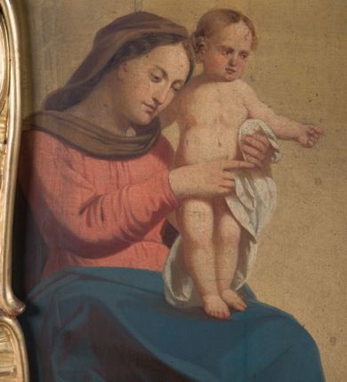 Zdjęcie nr 20: Feretron dwustronny  z obrazami świętej Anny Samotrzeć oraz św. Jana Kantego adorującego Matkę Boską  z Dzieciątkiem ustawiony na niskim postumencie o fantazyjnym kształcie z osią główną wysuniętą do przodu oraz narożnikami ustawionymi ukośnie.  W postumencie dziewięć przeszklonych gablotek mieszczących relikwie świętych, które opisane są na małych karteczkach, otoczone różnego rodzaju kwiatkami  i gwiazdkami wykonanymi z papieru i cienkich blaszek. Otwory gablotek  o różnorodnym, opływowym wykroju. Po bokach, na górnej powierzchni podstawy małe otwory po zatkniętych w nich, niezachowanych rzeźbach apostołów. Rama  w kształcie stojącego prostokąta, ujęta po każdej stronie trzema gablotkami otoczonymi rzeźbionym ornamentem rocaille&#039;owym. W zwieńczeniu takie same, mniejsze gablotki, pośrodku zamiast relikwii ażurowa, rzeźbiona wić roślinna. Na rewersie struktura feretronu o takim samym kształcie. Podstawa zdobiona siedmioma ramkami  o fantazyjnym kształtach utworzonych z wąskich esownic. Po bokach zamiast gablotek  owoidalne pola, w których złocona, drobna kratka. Rama zdobiona ornamentem rocaille&#039;owym.

Na awersie obraz z przedstawieniem św. Anny Samotrzeć. W centrum kompozycji ukazane są w postawie siedzącej św. Anna po prawej stronie i Matka Boska z Dzieciątkiem Jezus po lewej stronie. Maria zwrócona trzy czwarte w lewo, rękami przytrzymująca siedzące na jej kolanach Dzieciątko. Twarz owalna, z wyraźnie zaznaczonym podbródkiem, małe i jasnoróżowe usta, długi i szeroki nos, oczy lekko przymknięte, wysokie czoło. Włosy długie, falowane, z przedziałkiem pośrodku opadające na plecy i prawe ramię. Ubrana jest w długą, różową suknię ze złotym obszyciem pod szyją i na rękawach; niebieski płaszcz z brązową podszewką, zarzucony na plecy i otulający kolana oraz biały, delikatny welon  na głowie. Dzieciątko Jezus ukazane jest frontalnie, z lewą rączką uniesioną w geście błogosławieństwa. Twarz szeroka  z długim i szerokim nosem, wysokim czołem. Włosy krótkie, jasne, kędzierzawe. Wokół bioder ma założoną białą pieluszkę. Święta Anna zwrócona trzy czwarte w prawo,  z głową widoczną z lewego profilu, z lewą ręką przytrzymująca lewą rączkę Dzieciątka. Twarz podłużna z długim i szerokim nosem. Ubrana jest w długą zieloną suknię z długimi rękawami, czerwony płaszcz przerzucony  przez prawe ramię i zasłaniający kolana oraz jasnobrązową chustę zakrywającą włosy  i szyję. Karnacja ciemna. Wokół głów postaci złote, okrągłe nimby. W dolnej części obrazu widoczna roślinność, w górnej szarobłękitne niebo.

Na rewersie obraz z przedstawieniem Matki Boskiej z Dzieciątkiem adorowanych przez św. Jana Kantego. Scena zakomponowana  w architektonicznym wnętrzu. Maria ukazana w lewym górnym narożu obrazu,  w pozycji siedzącej na obłoku, zwrócona trzy czwarte w lewo, rękami przytrzymująca stojące na jej kolanach Dzieciątko. Twarz owalna z długim i wąskim nosem. Włosy długie, kręcone, ciemnobrązowe, schowane pod chustą. Ubrana w jasnoróżową suknię z długimi rękawami, niebieski płaszcz zasłaniający kolana, brązową chustę na głowie; na stopach sandały. Dzieciątko ukazane w pozycji stojącej, z lewą rączką wyciągniętą przed siebie, otulone przez Marię białą chustą na wysokości bioder. Diagonalnie, w dolnym, prawym narożu obrazu ukazany św. Jan Kanty; zwrócony trzy czwarte w prawo; z rękami wzniesionymi w geście modlitwy; z głową widoczną z lewego profilu, zwróconą w stronę Marii. Ubrany jest w togę profesorską. Twarz podłużna z długim i wąskim nosem, okolona krótko przystrzyżoną, siwą brodą. Włosy średniej długości, zwinięte w siwe pukle. Wokół głowy złoty, okrągły nimb. W dolnym narożu obrazu, na kamiennej posadzce otwarta, zapisana księga oraz zielona palma. Tło architektoniczne, po prawej stronie widoczna ostrołukowa arkada.

Relikwie umieszczone w niewielkich wnękach, za szybkami, opisane. Zwieńczenie feretronu, od lewej: relikwie „Sancti Vincentii Martyr”, relikwie „Sanctae Perpentuae Martyr”. Prawy bok feretronu, od góry: relikwie „Sancti Longina Męczennika”; relikwie  „Sanctae Kunegundy Panny”; relikwie „Mafsa SS. MM.”, „Sanctae Victorii Martyr”, „Sanctae Agnészki Panny i [...]”. Podstawa feretronu, od lewej: relikwie „Sancti Grzegorza Papieża”; relikwie „Sanctae Katarzyny”; relikwie „sanctus Clarus martyr”; relikwie „Sanctae Theogeni Martyr”; relikwie  „Sancti Urbana Papieża, Pluvium. Mino., Świętych Męczenników, Sanctae Gratii Marii”; relikwie „Sancti Theodori Martyr.”; relikwie „Sancti Jucundi Martyr”; relikwie „Iňocentii XI.”; relikwie „Sancti Jana Kapistrana”. Lewy bok feretronu, od góry: relikwie „Sancti Jana Kantego”; relikwie  „Sanctae Jadwigi Polki”; relikwie „Sanctae Pauliny Panny Męczennicy, Sancti Celestyna Papieża Męczen.,  SANCTI STANISŁAWA BISKUPA I MĘCZENNIKA”.
