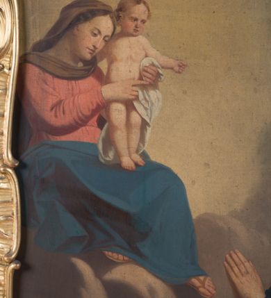 Zdjęcie nr 19: Feretron dwustronny  z obrazami świętej Anny Samotrzeć oraz św. Jana Kantego adorującego Matkę Boską  z Dzieciątkiem ustawiony na niskim postumencie o fantazyjnym kształcie z osią główną wysuniętą do przodu oraz narożnikami ustawionymi ukośnie.  W postumencie dziewięć przeszklonych gablotek mieszczących relikwie świętych, które opisane są na małych karteczkach, otoczone różnego rodzaju kwiatkami  i gwiazdkami wykonanymi z papieru i cienkich blaszek. Otwory gablotek  o różnorodnym, opływowym wykroju. Po bokach, na górnej powierzchni podstawy małe otwory po zatkniętych w nich, niezachowanych rzeźbach apostołów. Rama  w kształcie stojącego prostokąta, ujęta po każdej stronie trzema gablotkami otoczonymi rzeźbionym ornamentem rocaille'owym. W zwieńczeniu takie same, mniejsze gablotki, pośrodku zamiast relikwii ażurowa, rzeźbiona wić roślinna. Na rewersie struktura feretronu o takim samym kształcie. Podstawa zdobiona siedmioma ramkami  o fantazyjnym kształtach utworzonych z wąskich esownic. Po bokach zamiast gablotek  owoidalne pola, w których złocona, drobna kratka. Rama zdobiona ornamentem rocaille'owym.

Na awersie obraz z przedstawieniem św. Anny Samotrzeć. W centrum kompozycji ukazane są w postawie siedzącej św. Anna po prawej stronie i Matka Boska z Dzieciątkiem Jezus po lewej stronie. Maria zwrócona trzy czwarte w lewo, rękami przytrzymująca siedzące na jej kolanach Dzieciątko. Twarz owalna, z wyraźnie zaznaczonym podbródkiem, małe i jasnoróżowe usta, długi i szeroki nos, oczy lekko przymknięte, wysokie czoło. Włosy długie, falowane, z przedziałkiem pośrodku opadające na plecy i prawe ramię. Ubrana jest w długą, różową suknię ze złotym obszyciem pod szyją i na rękawach; niebieski płaszcz z brązową podszewką, zarzucony na plecy i otulający kolana oraz biały, delikatny welon  na głowie. Dzieciątko Jezus ukazane jest frontalnie, z lewą rączką uniesioną w geście błogosławieństwa. Twarz szeroka  z długim i szerokim nosem, wysokim czołem. Włosy krótkie, jasne, kędzierzawe. Wokół bioder ma założoną białą pieluszkę. Święta Anna zwrócona trzy czwarte w prawo,  z głową widoczną z lewego profilu, z lewą ręką przytrzymująca lewą rączkę Dzieciątka. Twarz podłużna z długim i szerokim nosem. Ubrana jest w długą zieloną suknię z długimi rękawami, czerwony płaszcz przerzucony  przez prawe ramię i zasłaniający kolana oraz jasnobrązową chustę zakrywającą włosy  i szyję. Karnacja ciemna. Wokół głów postaci złote, okrągłe nimby. W dolnej części obrazu widoczna roślinność, w górnej szarobłękitne niebo.

Na rewersie obraz z przedstawieniem Matki Boskiej z Dzieciątkiem adorowanych przez św. Jana Kantego. Scena zakomponowana  w architektonicznym wnętrzu. Maria ukazana w lewym górnym narożu obrazu,  w pozycji siedzącej na obłoku, zwrócona trzy czwarte w lewo, rękami przytrzymująca stojące na jej kolanach Dzieciątko. Twarz owalna z długim i wąskim nosem. Włosy długie, kręcone, ciemnobrązowe, schowane pod chustą. Ubrana w jasnoróżową suknię z długimi rękawami, niebieski płaszcz zasłaniający kolana, brązową chustę na głowie; na stopach sandały. Dzieciątko ukazane w pozycji stojącej, z lewą rączką wyciągniętą przed siebie, otulone przez Marię białą chustą na wysokości bioder. Diagonalnie, w dolnym, prawym narożu obrazu ukazany św. Jan Kanty; zwrócony trzy czwarte w prawo; z rękami wzniesionymi w geście modlitwy; z głową widoczną z lewego profilu, zwróconą w stronę Marii. Ubrany jest w togę profesorską. Twarz podłużna z długim i wąskim nosem, okolona krótko przystrzyżoną, siwą brodą. Włosy średniej długości, zwinięte w siwe pukle. Wokół głowy złoty, okrągły nimb. W dolnym narożu obrazu, na kamiennej posadzce otwarta, zapisana księga oraz zielona palma. Tło architektoniczne, po prawej stronie widoczna ostrołukowa arkada.

Relikwie umieszczone w niewielkich wnękach, za szybkami, opisane. Zwieńczenie feretronu, od lewej: relikwie „Sancti Vincentii Martyr”, relikwie „Sanctae Perpentuae Martyr”. Prawy bok feretronu, od góry: relikwie „Sancti Longina Męczennika”; relikwie  „Sanctae Kunegundy Panny”; relikwie „Mafsa SS. MM.”, „Sanctae Victorii Martyr”, „Sanctae Agnészki Panny i [...]”. Podstawa feretronu, od lewej: relikwie „Sancti Grzegorza Papieża”; relikwie „Sanctae Katarzyny”; relikwie „sanctus Clarus martyr”; relikwie „Sanctae Theogeni Martyr”; relikwie  „Sancti Urbana Papieża, Pluvium. Mino., Świętych Męczenników, Sanctae Gratii Marii”; relikwie „Sancti Theodori Martyr.”; relikwie „Sancti Jucundi Martyr”; relikwie „Iňocentii XI.”; relikwie „Sancti Jana Kapistrana”. Lewy bok feretronu, od góry: relikwie „Sancti Jana Kantego”; relikwie  „Sanctae Jadwigi Polki”; relikwie „Sanctae Pauliny Panny Męczennicy, Sancti Celestyna Papieża Męczen.,  SANCTI STANISŁAWA BISKUPA I MĘCZENNIKA”.
