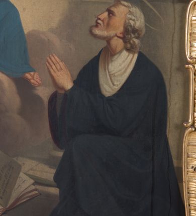 Zdjęcie nr 17: Feretron dwustronny  z obrazami świętej Anny Samotrzeć oraz św. Jana Kantego adorującego Matkę Boską  z Dzieciątkiem ustawiony na niskim postumencie o fantazyjnym kształcie z osią główną wysuniętą do przodu oraz narożnikami ustawionymi ukośnie.  W postumencie dziewięć przeszklonych gablotek mieszczących relikwie świętych, które opisane są na małych karteczkach, otoczone różnego rodzaju kwiatkami  i gwiazdkami wykonanymi z papieru i cienkich blaszek. Otwory gablotek  o różnorodnym, opływowym wykroju. Po bokach, na górnej powierzchni podstawy małe otwory po zatkniętych w nich, niezachowanych rzeźbach apostołów. Rama  w kształcie stojącego prostokąta, ujęta po każdej stronie trzema gablotkami otoczonymi rzeźbionym ornamentem rocaille&#039;owym. W zwieńczeniu takie same, mniejsze gablotki, pośrodku zamiast relikwii ażurowa, rzeźbiona wić roślinna. Na rewersie struktura feretronu o takim samym kształcie. Podstawa zdobiona siedmioma ramkami  o fantazyjnym kształtach utworzonych z wąskich esownic. Po bokach zamiast gablotek  owoidalne pola, w których złocona, drobna kratka. Rama zdobiona ornamentem rocaille&#039;owym.

Na awersie obraz z przedstawieniem św. Anny Samotrzeć. W centrum kompozycji ukazane są w postawie siedzącej św. Anna po prawej stronie i Matka Boska z Dzieciątkiem Jezus po lewej stronie. Maria zwrócona trzy czwarte w lewo, rękami przytrzymująca siedzące na jej kolanach Dzieciątko. Twarz owalna, z wyraźnie zaznaczonym podbródkiem, małe i jasnoróżowe usta, długi i szeroki nos, oczy lekko przymknięte, wysokie czoło. Włosy długie, falowane, z przedziałkiem pośrodku opadające na plecy i prawe ramię. Ubrana jest w długą, różową suknię ze złotym obszyciem pod szyją i na rękawach; niebieski płaszcz z brązową podszewką, zarzucony na plecy i otulający kolana oraz biały, delikatny welon  na głowie. Dzieciątko Jezus ukazane jest frontalnie, z lewą rączką uniesioną w geście błogosławieństwa. Twarz szeroka  z długim i szerokim nosem, wysokim czołem. Włosy krótkie, jasne, kędzierzawe. Wokół bioder ma założoną białą pieluszkę. Święta Anna zwrócona trzy czwarte w prawo,  z głową widoczną z lewego profilu, z lewą ręką przytrzymująca lewą rączkę Dzieciątka. Twarz podłużna z długim i szerokim nosem. Ubrana jest w długą zieloną suknię z długimi rękawami, czerwony płaszcz przerzucony  przez prawe ramię i zasłaniający kolana oraz jasnobrązową chustę zakrywającą włosy  i szyję. Karnacja ciemna. Wokół głów postaci złote, okrągłe nimby. W dolnej części obrazu widoczna roślinność, w górnej szarobłękitne niebo.

Na rewersie obraz z przedstawieniem Matki Boskiej z Dzieciątkiem adorowanych przez św. Jana Kantego. Scena zakomponowana  w architektonicznym wnętrzu. Maria ukazana w lewym górnym narożu obrazu,  w pozycji siedzącej na obłoku, zwrócona trzy czwarte w lewo, rękami przytrzymująca stojące na jej kolanach Dzieciątko. Twarz owalna z długim i wąskim nosem. Włosy długie, kręcone, ciemnobrązowe, schowane pod chustą. Ubrana w jasnoróżową suknię z długimi rękawami, niebieski płaszcz zasłaniający kolana, brązową chustę na głowie; na stopach sandały. Dzieciątko ukazane w pozycji stojącej, z lewą rączką wyciągniętą przed siebie, otulone przez Marię białą chustą na wysokości bioder. Diagonalnie, w dolnym, prawym narożu obrazu ukazany św. Jan Kanty; zwrócony trzy czwarte w prawo; z rękami wzniesionymi w geście modlitwy; z głową widoczną z lewego profilu, zwróconą w stronę Marii. Ubrany jest w togę profesorską. Twarz podłużna z długim i wąskim nosem, okolona krótko przystrzyżoną, siwą brodą. Włosy średniej długości, zwinięte w siwe pukle. Wokół głowy złoty, okrągły nimb. W dolnym narożu obrazu, na kamiennej posadzce otwarta, zapisana księga oraz zielona palma. Tło architektoniczne, po prawej stronie widoczna ostrołukowa arkada.

Relikwie umieszczone w niewielkich wnękach, za szybkami, opisane. Zwieńczenie feretronu, od lewej: relikwie „Sancti Vincentii Martyr”, relikwie „Sanctae Perpentuae Martyr”. Prawy bok feretronu, od góry: relikwie „Sancti Longina Męczennika”; relikwie  „Sanctae Kunegundy Panny”; relikwie „Mafsa SS. MM.”, „Sanctae Victorii Martyr”, „Sanctae Agnészki Panny i [...]”. Podstawa feretronu, od lewej: relikwie „Sancti Grzegorza Papieża”; relikwie „Sanctae Katarzyny”; relikwie „sanctus Clarus martyr”; relikwie „Sanctae Theogeni Martyr”; relikwie  „Sancti Urbana Papieża, Pluvium. Mino., Świętych Męczenników, Sanctae Gratii Marii”; relikwie „Sancti Theodori Martyr.”; relikwie „Sancti Jucundi Martyr”; relikwie „Iňocentii XI.”; relikwie „Sancti Jana Kapistrana”. Lewy bok feretronu, od góry: relikwie „Sancti Jana Kantego”; relikwie  „Sanctae Jadwigi Polki”; relikwie „Sanctae Pauliny Panny Męczennicy, Sancti Celestyna Papieża Męczen.,  SANCTI STANISŁAWA BISKUPA I MĘCZENNIKA”.
