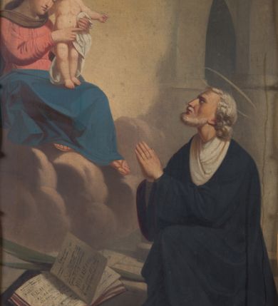 Zdjęcie nr 16: Feretron dwustronny  z obrazami świętej Anny Samotrzeć oraz św. Jana Kantego adorującego Matkę Boską  z Dzieciątkiem ustawiony na niskim postumencie o fantazyjnym kształcie z osią główną wysuniętą do przodu oraz narożnikami ustawionymi ukośnie.  W postumencie dziewięć przeszklonych gablotek mieszczących relikwie świętych, które opisane są na małych karteczkach, otoczone różnego rodzaju kwiatkami  i gwiazdkami wykonanymi z papieru i cienkich blaszek. Otwory gablotek  o różnorodnym, opływowym wykroju. Po bokach, na górnej powierzchni podstawy małe otwory po zatkniętych w nich, niezachowanych rzeźbach apostołów. Rama  w kształcie stojącego prostokąta, ujęta po każdej stronie trzema gablotkami otoczonymi rzeźbionym ornamentem rocaille&#039;owym. W zwieńczeniu takie same, mniejsze gablotki, pośrodku zamiast relikwii ażurowa, rzeźbiona wić roślinna. Na rewersie struktura feretronu o takim samym kształcie. Podstawa zdobiona siedmioma ramkami  o fantazyjnym kształtach utworzonych z wąskich esownic. Po bokach zamiast gablotek  owoidalne pola, w których złocona, drobna kratka. Rama zdobiona ornamentem rocaille&#039;owym.

Na awersie obraz z przedstawieniem św. Anny Samotrzeć. W centrum kompozycji ukazane są w postawie siedzącej św. Anna po prawej stronie i Matka Boska z Dzieciątkiem Jezus po lewej stronie. Maria zwrócona trzy czwarte w lewo, rękami przytrzymująca siedzące na jej kolanach Dzieciątko. Twarz owalna, z wyraźnie zaznaczonym podbródkiem, małe i jasnoróżowe usta, długi i szeroki nos, oczy lekko przymknięte, wysokie czoło. Włosy długie, falowane, z przedziałkiem pośrodku opadające na plecy i prawe ramię. Ubrana jest w długą, różową suknię ze złotym obszyciem pod szyją i na rękawach; niebieski płaszcz z brązową podszewką, zarzucony na plecy i otulający kolana oraz biały, delikatny welon  na głowie. Dzieciątko Jezus ukazane jest frontalnie, z lewą rączką uniesioną w geście błogosławieństwa. Twarz szeroka  z długim i szerokim nosem, wysokim czołem. Włosy krótkie, jasne, kędzierzawe. Wokół bioder ma założoną białą pieluszkę. Święta Anna zwrócona trzy czwarte w prawo,  z głową widoczną z lewego profilu, z lewą ręką przytrzymująca lewą rączkę Dzieciątka. Twarz podłużna z długim i szerokim nosem. Ubrana jest w długą zieloną suknię z długimi rękawami, czerwony płaszcz przerzucony  przez prawe ramię i zasłaniający kolana oraz jasnobrązową chustę zakrywającą włosy  i szyję. Karnacja ciemna. Wokół głów postaci złote, okrągłe nimby. W dolnej części obrazu widoczna roślinność, w górnej szarobłękitne niebo.

Na rewersie obraz z przedstawieniem Matki Boskiej z Dzieciątkiem adorowanych przez św. Jana Kantego. Scena zakomponowana  w architektonicznym wnętrzu. Maria ukazana w lewym górnym narożu obrazu,  w pozycji siedzącej na obłoku, zwrócona trzy czwarte w lewo, rękami przytrzymująca stojące na jej kolanach Dzieciątko. Twarz owalna z długim i wąskim nosem. Włosy długie, kręcone, ciemnobrązowe, schowane pod chustą. Ubrana w jasnoróżową suknię z długimi rękawami, niebieski płaszcz zasłaniający kolana, brązową chustę na głowie; na stopach sandały. Dzieciątko ukazane w pozycji stojącej, z lewą rączką wyciągniętą przed siebie, otulone przez Marię białą chustą na wysokości bioder. Diagonalnie, w dolnym, prawym narożu obrazu ukazany św. Jan Kanty; zwrócony trzy czwarte w prawo; z rękami wzniesionymi w geście modlitwy; z głową widoczną z lewego profilu, zwróconą w stronę Marii. Ubrany jest w togę profesorską. Twarz podłużna z długim i wąskim nosem, okolona krótko przystrzyżoną, siwą brodą. Włosy średniej długości, zwinięte w siwe pukle. Wokół głowy złoty, okrągły nimb. W dolnym narożu obrazu, na kamiennej posadzce otwarta, zapisana księga oraz zielona palma. Tło architektoniczne, po prawej stronie widoczna ostrołukowa arkada.

Relikwie umieszczone w niewielkich wnękach, za szybkami, opisane. Zwieńczenie feretronu, od lewej: relikwie „Sancti Vincentii Martyr”, relikwie „Sanctae Perpentuae Martyr”. Prawy bok feretronu, od góry: relikwie „Sancti Longina Męczennika”; relikwie  „Sanctae Kunegundy Panny”; relikwie „Mafsa SS. MM.”, „Sanctae Victorii Martyr”, „Sanctae Agnészki Panny i [...]”. Podstawa feretronu, od lewej: relikwie „Sancti Grzegorza Papieża”; relikwie „Sanctae Katarzyny”; relikwie „sanctus Clarus martyr”; relikwie „Sanctae Theogeni Martyr”; relikwie  „Sancti Urbana Papieża, Pluvium. Mino., Świętych Męczenników, Sanctae Gratii Marii”; relikwie „Sancti Theodori Martyr.”; relikwie „Sancti Jucundi Martyr”; relikwie „Iňocentii XI.”; relikwie „Sancti Jana Kapistrana”. Lewy bok feretronu, od góry: relikwie „Sancti Jana Kantego”; relikwie  „Sanctae Jadwigi Polki”; relikwie „Sanctae Pauliny Panny Męczennicy, Sancti Celestyna Papieża Męczen.,  SANCTI STANISŁAWA BISKUPA I MĘCZENNIKA”.
