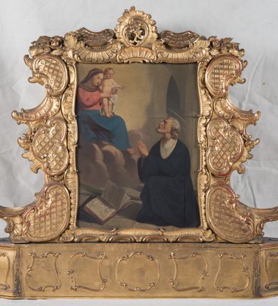 Zdjęcie nr 15: Feretron dwustronny  z obrazami świętej Anny Samotrzeć oraz św. Jana Kantego adorującego Matkę Boską  z Dzieciątkiem ustawiony na niskim postumencie o fantazyjnym kształcie z osią główną wysuniętą do przodu oraz narożnikami ustawionymi ukośnie.  W postumencie dziewięć przeszklonych gablotek mieszczących relikwie świętych, które opisane są na małych karteczkach, otoczone różnego rodzaju kwiatkami  i gwiazdkami wykonanymi z papieru i cienkich blaszek. Otwory gablotek  o różnorodnym, opływowym wykroju. Po bokach, na górnej powierzchni podstawy małe otwory po zatkniętych w nich, niezachowanych rzeźbach apostołów. Rama  w kształcie stojącego prostokąta, ujęta po każdej stronie trzema gablotkami otoczonymi rzeźbionym ornamentem rocaille&#039;owym. W zwieńczeniu takie same, mniejsze gablotki, pośrodku zamiast relikwii ażurowa, rzeźbiona wić roślinna. Na rewersie struktura feretronu o takim samym kształcie. Podstawa zdobiona siedmioma ramkami  o fantazyjnym kształtach utworzonych z wąskich esownic. Po bokach zamiast gablotek  owoidalne pola, w których złocona, drobna kratka. Rama zdobiona ornamentem rocaille&#039;owym.

Na awersie obraz z przedstawieniem św. Anny Samotrzeć. W centrum kompozycji ukazane są w postawie siedzącej św. Anna po prawej stronie i Matka Boska z Dzieciątkiem Jezus po lewej stronie. Maria zwrócona trzy czwarte w lewo, rękami przytrzymująca siedzące na jej kolanach Dzieciątko. Twarz owalna, z wyraźnie zaznaczonym podbródkiem, małe i jasnoróżowe usta, długi i szeroki nos, oczy lekko przymknięte, wysokie czoło. Włosy długie, falowane, z przedziałkiem pośrodku opadające na plecy i prawe ramię. Ubrana jest w długą, różową suknię ze złotym obszyciem pod szyją i na rękawach; niebieski płaszcz z brązową podszewką, zarzucony na plecy i otulający kolana oraz biały, delikatny welon  na głowie. Dzieciątko Jezus ukazane jest frontalnie, z lewą rączką uniesioną w geście błogosławieństwa. Twarz szeroka  z długim i szerokim nosem, wysokim czołem. Włosy krótkie, jasne, kędzierzawe. Wokół bioder ma założoną białą pieluszkę. Święta Anna zwrócona trzy czwarte w prawo,  z głową widoczną z lewego profilu, z lewą ręką przytrzymująca lewą rączkę Dzieciątka. Twarz podłużna z długim i szerokim nosem. Ubrana jest w długą zieloną suknię z długimi rękawami, czerwony płaszcz przerzucony  przez prawe ramię i zasłaniający kolana oraz jasnobrązową chustę zakrywającą włosy  i szyję. Karnacja ciemna. Wokół głów postaci złote, okrągłe nimby. W dolnej części obrazu widoczna roślinność, w górnej szarobłękitne niebo.

Na rewersie obraz z przedstawieniem Matki Boskiej z Dzieciątkiem adorowanych przez św. Jana Kantego. Scena zakomponowana  w architektonicznym wnętrzu. Maria ukazana w lewym górnym narożu obrazu,  w pozycji siedzącej na obłoku, zwrócona trzy czwarte w lewo, rękami przytrzymująca stojące na jej kolanach Dzieciątko. Twarz owalna z długim i wąskim nosem. Włosy długie, kręcone, ciemnobrązowe, schowane pod chustą. Ubrana w jasnoróżową suknię z długimi rękawami, niebieski płaszcz zasłaniający kolana, brązową chustę na głowie; na stopach sandały. Dzieciątko ukazane w pozycji stojącej, z lewą rączką wyciągniętą przed siebie, otulone przez Marię białą chustą na wysokości bioder. Diagonalnie, w dolnym, prawym narożu obrazu ukazany św. Jan Kanty; zwrócony trzy czwarte w prawo; z rękami wzniesionymi w geście modlitwy; z głową widoczną z lewego profilu, zwróconą w stronę Marii. Ubrany jest w togę profesorską. Twarz podłużna z długim i wąskim nosem, okolona krótko przystrzyżoną, siwą brodą. Włosy średniej długości, zwinięte w siwe pukle. Wokół głowy złoty, okrągły nimb. W dolnym narożu obrazu, na kamiennej posadzce otwarta, zapisana księga oraz zielona palma. Tło architektoniczne, po prawej stronie widoczna ostrołukowa arkada.

Relikwie umieszczone w niewielkich wnękach, za szybkami, opisane. Zwieńczenie feretronu, od lewej: relikwie „Sancti Vincentii Martyr”, relikwie „Sanctae Perpentuae Martyr”. Prawy bok feretronu, od góry: relikwie „Sancti Longina Męczennika”; relikwie  „Sanctae Kunegundy Panny”; relikwie „Mafsa SS. MM.”, „Sanctae Victorii Martyr”, „Sanctae Agnészki Panny i [...]”. Podstawa feretronu, od lewej: relikwie „Sancti Grzegorza Papieża”; relikwie „Sanctae Katarzyny”; relikwie „sanctus Clarus martyr”; relikwie „Sanctae Theogeni Martyr”; relikwie  „Sancti Urbana Papieża, Pluvium. Mino., Świętych Męczenników, Sanctae Gratii Marii”; relikwie „Sancti Theodori Martyr.”; relikwie „Sancti Jucundi Martyr”; relikwie „Iňocentii XI.”; relikwie „Sancti Jana Kapistrana”. Lewy bok feretronu, od góry: relikwie „Sancti Jana Kantego”; relikwie  „Sanctae Jadwigi Polki”; relikwie „Sanctae Pauliny Panny Męczennicy, Sancti Celestyna Papieża Męczen.,  SANCTI STANISŁAWA BISKUPA I MĘCZENNIKA”.
