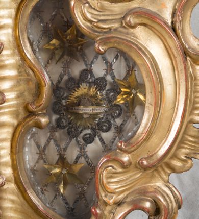 Zdjęcie nr 23: Feretron dwustronny  z obrazami świętej Anny Samotrzeć oraz św. Jana Kantego adorującego Matkę Boską  z Dzieciątkiem ustawiony na niskim postumencie o fantazyjnym kształcie z osią główną wysuniętą do przodu oraz narożnikami ustawionymi ukośnie.  W postumencie dziewięć przeszklonych gablotek mieszczących relikwie świętych, które opisane są na małych karteczkach, otoczone różnego rodzaju kwiatkami  i gwiazdkami wykonanymi z papieru i cienkich blaszek. Otwory gablotek  o różnorodnym, opływowym wykroju. Po bokach, na górnej powierzchni podstawy małe otwory po zatkniętych w nich, niezachowanych rzeźbach apostołów. Rama  w kształcie stojącego prostokąta, ujęta po każdej stronie trzema gablotkami otoczonymi rzeźbionym ornamentem rocaille&#039;owym. W zwieńczeniu takie same, mniejsze gablotki, pośrodku zamiast relikwii ażurowa, rzeźbiona wić roślinna. Na rewersie struktura feretronu o takim samym kształcie. Podstawa zdobiona siedmioma ramkami  o fantazyjnym kształtach utworzonych z wąskich esownic. Po bokach zamiast gablotek  owoidalne pola, w których złocona, drobna kratka. Rama zdobiona ornamentem rocaille&#039;owym.

Na awersie obraz z przedstawieniem św. Anny Samotrzeć. W centrum kompozycji ukazane są w postawie siedzącej św. Anna po prawej stronie i Matka Boska z Dzieciątkiem Jezus po lewej stronie. Maria zwrócona trzy czwarte w lewo, rękami przytrzymująca siedzące na jej kolanach Dzieciątko. Twarz owalna, z wyraźnie zaznaczonym podbródkiem, małe i jasnoróżowe usta, długi i szeroki nos, oczy lekko przymknięte, wysokie czoło. Włosy długie, falowane, z przedziałkiem pośrodku opadające na plecy i prawe ramię. Ubrana jest w długą, różową suknię ze złotym obszyciem pod szyją i na rękawach; niebieski płaszcz z brązową podszewką, zarzucony na plecy i otulający kolana oraz biały, delikatny welon  na głowie. Dzieciątko Jezus ukazane jest frontalnie, z lewą rączką uniesioną w geście błogosławieństwa. Twarz szeroka  z długim i szerokim nosem, wysokim czołem. Włosy krótkie, jasne, kędzierzawe. Wokół bioder ma założoną białą pieluszkę. Święta Anna zwrócona trzy czwarte w prawo,  z głową widoczną z lewego profilu, z lewą ręką przytrzymująca lewą rączkę Dzieciątka. Twarz podłużna z długim i szerokim nosem. Ubrana jest w długą zieloną suknię z długimi rękawami, czerwony płaszcz przerzucony  przez prawe ramię i zasłaniający kolana oraz jasnobrązową chustę zakrywającą włosy  i szyję. Karnacja ciemna. Wokół głów postaci złote, okrągłe nimby. W dolnej części obrazu widoczna roślinność, w górnej szarobłękitne niebo.

Na rewersie obraz z przedstawieniem Matki Boskiej z Dzieciątkiem adorowanych przez św. Jana Kantego. Scena zakomponowana  w architektonicznym wnętrzu. Maria ukazana w lewym górnym narożu obrazu,  w pozycji siedzącej na obłoku, zwrócona trzy czwarte w lewo, rękami przytrzymująca stojące na jej kolanach Dzieciątko. Twarz owalna z długim i wąskim nosem. Włosy długie, kręcone, ciemnobrązowe, schowane pod chustą. Ubrana w jasnoróżową suknię z długimi rękawami, niebieski płaszcz zasłaniający kolana, brązową chustę na głowie; na stopach sandały. Dzieciątko ukazane w pozycji stojącej, z lewą rączką wyciągniętą przed siebie, otulone przez Marię białą chustą na wysokości bioder. Diagonalnie, w dolnym, prawym narożu obrazu ukazany św. Jan Kanty; zwrócony trzy czwarte w prawo; z rękami wzniesionymi w geście modlitwy; z głową widoczną z lewego profilu, zwróconą w stronę Marii. Ubrany jest w togę profesorską. Twarz podłużna z długim i wąskim nosem, okolona krótko przystrzyżoną, siwą brodą. Włosy średniej długości, zwinięte w siwe pukle. Wokół głowy złoty, okrągły nimb. W dolnym narożu obrazu, na kamiennej posadzce otwarta, zapisana księga oraz zielona palma. Tło architektoniczne, po prawej stronie widoczna ostrołukowa arkada.

Relikwie umieszczone w niewielkich wnękach, za szybkami, opisane. Zwieńczenie feretronu, od lewej: relikwie „Sancti Vincentii Martyr”, relikwie „Sanctae Perpentuae Martyr”. Prawy bok feretronu, od góry: relikwie „Sancti Longina Męczennika”; relikwie  „Sanctae Kunegundy Panny”; relikwie „Mafsa SS. MM.”, „Sanctae Victorii Martyr”, „Sanctae Agnészki Panny i [...]”. Podstawa feretronu, od lewej: relikwie „Sancti Grzegorza Papieża”; relikwie „Sanctae Katarzyny”; relikwie „sanctus Clarus martyr”; relikwie „Sanctae Theogeni Martyr”; relikwie  „Sancti Urbana Papieża, Pluvium. Mino., Świętych Męczenników, Sanctae Gratii Marii”; relikwie „Sancti Theodori Martyr.”; relikwie „Sancti Jucundi Martyr”; relikwie „Iňocentii XI.”; relikwie „Sancti Jana Kapistrana”. Lewy bok feretronu, od góry: relikwie „Sancti Jana Kantego”; relikwie  „Sanctae Jadwigi Polki”; relikwie „Sanctae Pauliny Panny Męczennicy, Sancti Celestyna Papieża Męczen.,  SANCTI STANISŁAWA BISKUPA I MĘCZENNIKA”.
