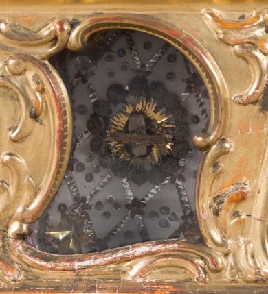 Zdjęcie nr 30: Feretron dwustronny  z obrazami świętej Anny Samotrzeć oraz św. Jana Kantego adorującego Matkę Boską  z Dzieciątkiem ustawiony na niskim postumencie o fantazyjnym kształcie z osią główną wysuniętą do przodu oraz narożnikami ustawionymi ukośnie.  W postumencie dziewięć przeszklonych gablotek mieszczących relikwie świętych, które opisane są na małych karteczkach, otoczone różnego rodzaju kwiatkami  i gwiazdkami wykonanymi z papieru i cienkich blaszek. Otwory gablotek  o różnorodnym, opływowym wykroju. Po bokach, na górnej powierzchni podstawy małe otwory po zatkniętych w nich, niezachowanych rzeźbach apostołów. Rama  w kształcie stojącego prostokąta, ujęta po każdej stronie trzema gablotkami otoczonymi rzeźbionym ornamentem rocaille&#039;owym. W zwieńczeniu takie same, mniejsze gablotki, pośrodku zamiast relikwii ażurowa, rzeźbiona wić roślinna. Na rewersie struktura feretronu o takim samym kształcie. Podstawa zdobiona siedmioma ramkami  o fantazyjnym kształtach utworzonych z wąskich esownic. Po bokach zamiast gablotek  owoidalne pola, w których złocona, drobna kratka. Rama zdobiona ornamentem rocaille&#039;owym.

Na awersie obraz z przedstawieniem św. Anny Samotrzeć. W centrum kompozycji ukazane są w postawie siedzącej św. Anna po prawej stronie i Matka Boska z Dzieciątkiem Jezus po lewej stronie. Maria zwrócona trzy czwarte w lewo, rękami przytrzymująca siedzące na jej kolanach Dzieciątko. Twarz owalna, z wyraźnie zaznaczonym podbródkiem, małe i jasnoróżowe usta, długi i szeroki nos, oczy lekko przymknięte, wysokie czoło. Włosy długie, falowane, z przedziałkiem pośrodku opadające na plecy i prawe ramię. Ubrana jest w długą, różową suknię ze złotym obszyciem pod szyją i na rękawach; niebieski płaszcz z brązową podszewką, zarzucony na plecy i otulający kolana oraz biały, delikatny welon  na głowie. Dzieciątko Jezus ukazane jest frontalnie, z lewą rączką uniesioną w geście błogosławieństwa. Twarz szeroka  z długim i szerokim nosem, wysokim czołem. Włosy krótkie, jasne, kędzierzawe. Wokół bioder ma założoną białą pieluszkę. Święta Anna zwrócona trzy czwarte w prawo,  z głową widoczną z lewego profilu, z lewą ręką przytrzymująca lewą rączkę Dzieciątka. Twarz podłużna z długim i szerokim nosem. Ubrana jest w długą zieloną suknię z długimi rękawami, czerwony płaszcz przerzucony  przez prawe ramię i zasłaniający kolana oraz jasnobrązową chustę zakrywającą włosy  i szyję. Karnacja ciemna. Wokół głów postaci złote, okrągłe nimby. W dolnej części obrazu widoczna roślinność, w górnej szarobłękitne niebo.

Na rewersie obraz z przedstawieniem Matki Boskiej z Dzieciątkiem adorowanych przez św. Jana Kantego. Scena zakomponowana  w architektonicznym wnętrzu. Maria ukazana w lewym górnym narożu obrazu,  w pozycji siedzącej na obłoku, zwrócona trzy czwarte w lewo, rękami przytrzymująca stojące na jej kolanach Dzieciątko. Twarz owalna z długim i wąskim nosem. Włosy długie, kręcone, ciemnobrązowe, schowane pod chustą. Ubrana w jasnoróżową suknię z długimi rękawami, niebieski płaszcz zasłaniający kolana, brązową chustę na głowie; na stopach sandały. Dzieciątko ukazane w pozycji stojącej, z lewą rączką wyciągniętą przed siebie, otulone przez Marię białą chustą na wysokości bioder. Diagonalnie, w dolnym, prawym narożu obrazu ukazany św. Jan Kanty; zwrócony trzy czwarte w prawo; z rękami wzniesionymi w geście modlitwy; z głową widoczną z lewego profilu, zwróconą w stronę Marii. Ubrany jest w togę profesorską. Twarz podłużna z długim i wąskim nosem, okolona krótko przystrzyżoną, siwą brodą. Włosy średniej długości, zwinięte w siwe pukle. Wokół głowy złoty, okrągły nimb. W dolnym narożu obrazu, na kamiennej posadzce otwarta, zapisana księga oraz zielona palma. Tło architektoniczne, po prawej stronie widoczna ostrołukowa arkada.

Relikwie umieszczone w niewielkich wnękach, za szybkami, opisane. Zwieńczenie feretronu, od lewej: relikwie „Sancti Vincentii Martyr”, relikwie „Sanctae Perpentuae Martyr”. Prawy bok feretronu, od góry: relikwie „Sancti Longina Męczennika”; relikwie  „Sanctae Kunegundy Panny”; relikwie „Mafsa SS. MM.”, „Sanctae Victorii Martyr”, „Sanctae Agnészki Panny i [...]”. Podstawa feretronu, od lewej: relikwie „Sancti Grzegorza Papieża”; relikwie „Sanctae Katarzyny”; relikwie „sanctus Clarus martyr”; relikwie „Sanctae Theogeni Martyr”; relikwie  „Sancti Urbana Papieża, Pluvium. Mino., Świętych Męczenników, Sanctae Gratii Marii”; relikwie „Sancti Theodori Martyr.”; relikwie „Sancti Jucundi Martyr”; relikwie „Iňocentii XI.”; relikwie „Sancti Jana Kapistrana”. Lewy bok feretronu, od góry: relikwie „Sancti Jana Kantego”; relikwie  „Sanctae Jadwigi Polki”; relikwie „Sanctae Pauliny Panny Męczennicy, Sancti Celestyna Papieża Męczen.,  SANCTI STANISŁAWA BISKUPA I MĘCZENNIKA”.
