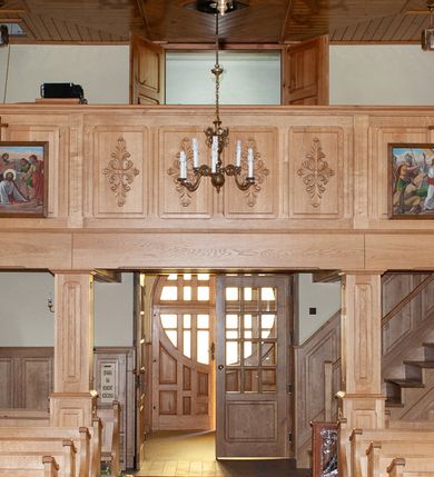 Zdjęcie nr 5: Kościół Niepokalanego Serca Najświętszej Marii Panny w Hucisku usytuowany jest w południowo-zachodniej części wsi. Plac przykościelny otoczony jest żeliwnym płotem z murowanymi słupkami. Kościół skierowany jest na zachód, murowany, otynkowany z wieżą od wschodu. Wnętrze świątyni tworzy niewielkie, prostokątne, prezbiterium zakończone trójbocznie. Nawa jest szersza, na planie prostokąta, nakryta stropem, oddzielona od prezbiterium szeroką, półkoliście zamkniętą arkadą w ścianie tęczowej. Od południa do prezbiterium przylega założona na planie prostokąta niewielka zakrystia. Na wschodniej ścianie kościoła drewniany chór muzyczny, wsparty na dwóch filarach jest dostępny schodami od południowej strony nawy. Nawę oświetlają umieszczone w północnych i południowych ścianach prostokątne, zamknięte półkoliście okna, po trzy z każdej strony. Do świątyni prowadzą dwa wejścia: główne od strony wschodniej, drugie przez zakrystię. Wejście główne prowadzi poprzez dwuskrzydłowe drzwi z kruchty pod wieżą. 

W zewnętrznej elewacji kościoła widoczny jest niewysoki, kamienny cokół, wykonany z regularnych ciosów kamienia. Prezbiterium jest niższe od nawy. Do wschodniej fasady kościoła dostawiono założoną na planie kwadratu dwukondygnacyjną wieżę-dzwonnicę, ustawioną na kruchcie na planie prostokąta. Kruchta została zamknięta trójkątnym szczytem; w jej polu znajduje się głęboka wnęka w kształcie stojącego prostokąta, zamknięta łukiem półkolistym. Poszczególne kondygnacje wieży rozdzielone są daszkami i przeprute otworami okiennymi. Całość zwieńczono wieloboczną latarnią oraz cebulastym hełmem z łacińskim krzyżem. Prezbiterium i nawa przykryte są oddzielnie, stromymi dachami dwuspadowymi. Na środku nawy znajduje się wieżyczka na sygnaturkę z latarnią i cebulastym hełmem. 