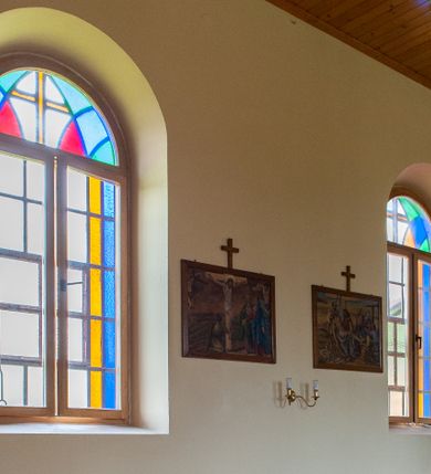 Zdjęcie nr 7: Kościół Niepokalanego Serca Najświętszej Marii Panny w Hucisku usytuowany jest w południowo-zachodniej części wsi. Plac przykościelny otoczony jest żeliwnym płotem z murowanymi słupkami. Kościół skierowany jest na zachód, murowany, otynkowany z wieżą od wschodu. Wnętrze świątyni tworzy niewielkie, prostokątne, prezbiterium zakończone trójbocznie. Nawa jest szersza, na planie prostokąta, nakryta stropem, oddzielona od prezbiterium szeroką, półkoliście zamkniętą arkadą w ścianie tęczowej. Od południa do prezbiterium przylega założona na planie prostokąta niewielka zakrystia. Na wschodniej ścianie kościoła drewniany chór muzyczny, wsparty na dwóch filarach jest dostępny schodami od południowej strony nawy. Nawę oświetlają umieszczone w północnych i południowych ścianach prostokątne, zamknięte półkoliście okna, po trzy z każdej strony. Do świątyni prowadzą dwa wejścia: główne od strony wschodniej, drugie przez zakrystię. Wejście główne prowadzi poprzez dwuskrzydłowe drzwi z kruchty pod wieżą. 

W zewnętrznej elewacji kościoła widoczny jest niewysoki, kamienny cokół, wykonany z regularnych ciosów kamienia. Prezbiterium jest niższe od nawy. Do wschodniej fasady kościoła dostawiono założoną na planie kwadratu dwukondygnacyjną wieżę-dzwonnicę, ustawioną na kruchcie na planie prostokąta. Kruchta została zamknięta trójkątnym szczytem; w jej polu znajduje się głęboka wnęka w kształcie stojącego prostokąta, zamknięta łukiem półkolistym. Poszczególne kondygnacje wieży rozdzielone są daszkami i przeprute otworami okiennymi. Całość zwieńczono wieloboczną latarnią oraz cebulastym hełmem z łacińskim krzyżem. Prezbiterium i nawa przykryte są oddzielnie, stromymi dachami dwuspadowymi. Na środku nawy znajduje się wieżyczka na sygnaturkę z latarnią i cebulastym hełmem. 