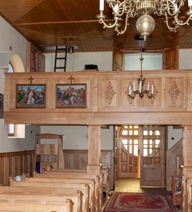 Zdjęcie nr 6: Kościół Niepokalanego Serca Najświętszej Marii Panny w Hucisku usytuowany jest w południowo-zachodniej części wsi. Plac przykościelny otoczony jest żeliwnym płotem z murowanymi słupkami. Kościół skierowany jest na zachód, murowany, otynkowany z wieżą od wschodu. Wnętrze świątyni tworzy niewielkie, prostokątne, prezbiterium zakończone trójbocznie. Nawa jest szersza, na planie prostokąta, nakryta stropem, oddzielona od prezbiterium szeroką, półkoliście zamkniętą arkadą w ścianie tęczowej. Od południa do prezbiterium przylega założona na planie prostokąta niewielka zakrystia. Na wschodniej ścianie kościoła drewniany chór muzyczny, wsparty na dwóch filarach jest dostępny schodami od południowej strony nawy. Nawę oświetlają umieszczone w północnych i południowych ścianach prostokątne, zamknięte półkoliście okna, po trzy z każdej strony. Do świątyni prowadzą dwa wejścia: główne od strony wschodniej, drugie przez zakrystię. Wejście główne prowadzi poprzez dwuskrzydłowe drzwi z kruchty pod wieżą. 

W zewnętrznej elewacji kościoła widoczny jest niewysoki, kamienny cokół, wykonany z regularnych ciosów kamienia. Prezbiterium jest niższe od nawy. Do wschodniej fasady kościoła dostawiono założoną na planie kwadratu dwukondygnacyjną wieżę-dzwonnicę, ustawioną na kruchcie na planie prostokąta. Kruchta została zamknięta trójkątnym szczytem; w jej polu znajduje się głęboka wnęka w kształcie stojącego prostokąta, zamknięta łukiem półkolistym. Poszczególne kondygnacje wieży rozdzielone są daszkami i przeprute otworami okiennymi. Całość zwieńczono wieloboczną latarnią oraz cebulastym hełmem z łacińskim krzyżem. Prezbiterium i nawa przykryte są oddzielnie, stromymi dachami dwuspadowymi. Na środku nawy znajduje się wieżyczka na sygnaturkę z latarnią i cebulastym hełmem. 