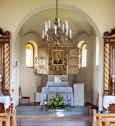 Zdjęcie nr 14: Kościół Niepokalanego Serca Najświętszej Marii Panny w Hucisku usytuowany jest w południowo-zachodniej części wsi. Plac przykościelny otoczony jest żeliwnym płotem z murowanymi słupkami. Kościół skierowany jest na zachód, murowany, otynkowany z wieżą od wschodu. Wnętrze świątyni tworzy niewielkie, prostokątne, prezbiterium zakończone trójbocznie. Nawa jest szersza, na planie prostokąta, nakryta stropem, oddzielona od prezbiterium szeroką, półkoliście zamkniętą arkadą w ścianie tęczowej. Od południa do prezbiterium przylega założona na planie prostokąta niewielka zakrystia. Na wschodniej ścianie kościoła drewniany chór muzyczny, wsparty na dwóch filarach jest dostępny schodami od południowej strony nawy. Nawę oświetlają umieszczone w północnych i południowych ścianach prostokątne, zamknięte półkoliście okna, po trzy z każdej strony. Do świątyni prowadzą dwa wejścia: główne od strony wschodniej, drugie przez zakrystię. Wejście główne prowadzi poprzez dwuskrzydłowe drzwi z kruchty pod wieżą. 

W zewnętrznej elewacji kościoła widoczny jest niewysoki, kamienny cokół, wykonany z regularnych ciosów kamienia. Prezbiterium jest niższe od nawy. Do wschodniej fasady kościoła dostawiono założoną na planie kwadratu dwukondygnacyjną wieżę-dzwonnicę, ustawioną na kruchcie na planie prostokąta. Kruchta została zamknięta trójkątnym szczytem; w jej polu znajduje się głęboka wnęka w kształcie stojącego prostokąta, zamknięta łukiem półkolistym. Poszczególne kondygnacje wieży rozdzielone są daszkami i przeprute otworami okiennymi. Całość zwieńczono wieloboczną latarnią oraz cebulastym hełmem z łacińskim krzyżem. Prezbiterium i nawa przykryte są oddzielnie, stromymi dachami dwuspadowymi. Na środku nawy znajduje się wieżyczka na sygnaturkę z latarnią i cebulastym hełmem. 