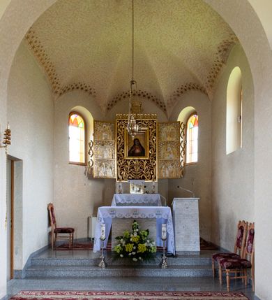 Zdjęcie nr 4: Kościół Niepokalanego Serca Najświętszej Marii Panny w Hucisku usytuowany jest w południowo-zachodniej części wsi. Plac przykościelny otoczony jest żeliwnym płotem z murowanymi słupkami. Kościół skierowany jest na zachód, murowany, otynkowany z wieżą od wschodu. Wnętrze świątyni tworzy niewielkie, prostokątne, prezbiterium zakończone trójbocznie. Nawa jest szersza, na planie prostokąta, nakryta stropem, oddzielona od prezbiterium szeroką, półkoliście zamkniętą arkadą w ścianie tęczowej. Od południa do prezbiterium przylega założona na planie prostokąta niewielka zakrystia. Na wschodniej ścianie kościoła drewniany chór muzyczny, wsparty na dwóch filarach jest dostępny schodami od południowej strony nawy. Nawę oświetlają umieszczone w północnych i południowych ścianach prostokątne, zamknięte półkoliście okna, po trzy z każdej strony. Do świątyni prowadzą dwa wejścia: główne od strony wschodniej, drugie przez zakrystię. Wejście główne prowadzi poprzez dwuskrzydłowe drzwi z kruchty pod wieżą. 

W zewnętrznej elewacji kościoła widoczny jest niewysoki, kamienny cokół, wykonany z regularnych ciosów kamienia. Prezbiterium jest niższe od nawy. Do wschodniej fasady kościoła dostawiono założoną na planie kwadratu dwukondygnacyjną wieżę-dzwonnicę, ustawioną na kruchcie na planie prostokąta. Kruchta została zamknięta trójkątnym szczytem; w jej polu znajduje się głęboka wnęka w kształcie stojącego prostokąta, zamknięta łukiem półkolistym. Poszczególne kondygnacje wieży rozdzielone są daszkami i przeprute otworami okiennymi. Całość zwieńczono wieloboczną latarnią oraz cebulastym hełmem z łacińskim krzyżem. Prezbiterium i nawa przykryte są oddzielnie, stromymi dachami dwuspadowymi. Na środku nawy znajduje się wieżyczka na sygnaturkę z latarnią i cebulastym hełmem. 