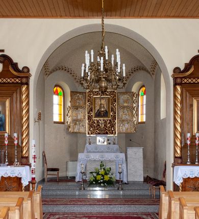 Zdjęcie nr 3: Kościół Niepokalanego Serca Najświętszej Marii Panny w Hucisku usytuowany jest w południowo-zachodniej części wsi. Plac przykościelny otoczony jest żeliwnym płotem z murowanymi słupkami. Kościół skierowany jest na zachód, murowany, otynkowany z wieżą od wschodu. Wnętrze świątyni tworzy niewielkie, prostokątne, prezbiterium zakończone trójbocznie. Nawa jest szersza, na planie prostokąta, nakryta stropem, oddzielona od prezbiterium szeroką, półkoliście zamkniętą arkadą w ścianie tęczowej. Od południa do prezbiterium przylega założona na planie prostokąta niewielka zakrystia. Na wschodniej ścianie kościoła drewniany chór muzyczny, wsparty na dwóch filarach jest dostępny schodami od południowej strony nawy. Nawę oświetlają umieszczone w północnych i południowych ścianach prostokątne, zamknięte półkoliście okna, po trzy z każdej strony. Do świątyni prowadzą dwa wejścia: główne od strony wschodniej, drugie przez zakrystię. Wejście główne prowadzi poprzez dwuskrzydłowe drzwi z kruchty pod wieżą. 

W zewnętrznej elewacji kościoła widoczny jest niewysoki, kamienny cokół, wykonany z regularnych ciosów kamienia. Prezbiterium jest niższe od nawy. Do wschodniej fasady kościoła dostawiono założoną na planie kwadratu dwukondygnacyjną wieżę-dzwonnicę, ustawioną na kruchcie na planie prostokąta. Kruchta została zamknięta trójkątnym szczytem; w jej polu znajduje się głęboka wnęka w kształcie stojącego prostokąta, zamknięta łukiem półkolistym. Poszczególne kondygnacje wieży rozdzielone są daszkami i przeprute otworami okiennymi. Całość zwieńczono wieloboczną latarnią oraz cebulastym hełmem z łacińskim krzyżem. Prezbiterium i nawa przykryte są oddzielnie, stromymi dachami dwuspadowymi. Na środku nawy znajduje się wieżyczka na sygnaturkę z latarnią i cebulastym hełmem. 