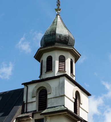 Zdjęcie nr 10: Kościół Niepokalanego Serca Najświętszej Marii Panny w Hucisku usytuowany jest w południowo-zachodniej części wsi. Plac przykościelny otoczony jest żeliwnym płotem z murowanymi słupkami. Kościół skierowany jest na zachód, murowany, otynkowany z wieżą od wschodu. Wnętrze świątyni tworzy niewielkie, prostokątne, prezbiterium zakończone trójbocznie. Nawa jest szersza, na planie prostokąta, nakryta stropem, oddzielona od prezbiterium szeroką, półkoliście zamkniętą arkadą w ścianie tęczowej. Od południa do prezbiterium przylega założona na planie prostokąta niewielka zakrystia. Na wschodniej ścianie kościoła drewniany chór muzyczny, wsparty na dwóch filarach jest dostępny schodami od południowej strony nawy. Nawę oświetlają umieszczone w północnych i południowych ścianach prostokątne, zamknięte półkoliście okna, po trzy z każdej strony. Do świątyni prowadzą dwa wejścia: główne od strony wschodniej, drugie przez zakrystię. Wejście główne prowadzi poprzez dwuskrzydłowe drzwi z kruchty pod wieżą. 

W zewnętrznej elewacji kościoła widoczny jest niewysoki, kamienny cokół, wykonany z regularnych ciosów kamienia. Prezbiterium jest niższe od nawy. Do wschodniej fasady kościoła dostawiono założoną na planie kwadratu dwukondygnacyjną wieżę-dzwonnicę, ustawioną na kruchcie na planie prostokąta. Kruchta została zamknięta trójkątnym szczytem; w jej polu znajduje się głęboka wnęka w kształcie stojącego prostokąta, zamknięta łukiem półkolistym. Poszczególne kondygnacje wieży rozdzielone są daszkami i przeprute otworami okiennymi. Całość zwieńczono wieloboczną latarnią oraz cebulastym hełmem z łacińskim krzyżem. Prezbiterium i nawa przykryte są oddzielnie, stromymi dachami dwuspadowymi. Na środku nawy znajduje się wieżyczka na sygnaturkę z latarnią i cebulastym hełmem. 