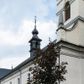 Zdjęcie nr 1: Kościół usytuowany jest w centrum miejscowości. Na plac kościelny prowadzi główne wejście od strony zachodniej oraz dwa mniejsze od strony północnej i południowej. Świątynia założona jest na planie krzyża łacińskiego, prezbiterium skierowane na zachód, równe szerokości nawy. Do korpusu kościoła przylega od strony zachodniej niższa i węższa zakrystia, a od strony południowej kruchta. Główne wejście do kościoła znajduje się od strony wschodniej przez czworoboczny przedsionek, nad którym wznosi się wieża. Portal z piaskowca, prosty o uszatych górnych narożach, w kluczu insygnia papieskie. W przedsionku od północnej strony zbudowane wewnętrzne, dwubiegowe schody kamienne prowadzące pierwotnie na chór muzyczny i wyższe piętra wieży. Na piętrze wejście do dwóch pomieszczeń usytuowanych na zapleczu chóru. Pomieszczenia te są nakryte stropami, oświetlone od południa i od wschodu. W pomieszczeniu południowym znajduje się kamienny próg z datą „1767”. Do przedsionka od strony południowej przylega kaplica Matki Boskiej Różańcowej założona na rzucie kwadratu, nakryta płaskim, malowanym stropem, wejście do kaplicy od strony północnej.

Wnętrze jest oświetlone przez 16 podłużnych okien, 8 w transepcie i 8 w ścianach nawy. Ponadto są jeszcze cztery okna okratowane, umieszczone jedno nad drugim po dwa w ścianie północnej i południowej.
Zakrystia jednoizbowa, dwa okna prostokątne w ścianie północno-zachodniej oraz dwoje drzwi, jedne do prezbiterium, drugie wejściowe w ścianie południowej. Wewnątrz zakrystii wąskie schody prowadzące do schowka na pięterku: jednoizbowego, oświetlonego od południa i od zachodu. Zakrystia i schowek nakryte płaskimi sufitami. Kruchta przybudowana do południowej ściany kościoła założona na rzucie kwadratu, o dwóch wejściach: z nawy i od zewnątrz od strony południowej. Wnętrze kościoła bez zaznaczonych podziałów architektonicznych, w dolnej części drewniana boazeria, w górnej iluzjonistyczna polichromia imitująca pilastry wspierające strop. Chór muzyczny wsparty na dwóch słupach.

Elewacja kościoła bez podziałów architektonicznych z zaznaczonym jedynie profilowanym gzymsem podokapowym. Fasada wschodnia trójosiowa ze środkowym ryzalitem, wieża włączona w korpus kościoła. W drugiej kondygnacji spływy flankujące wieżę, zakończone masywnymi sterczynami. Wieża nakryta dachem namiotowym z hełmem, na szczycie iglica. Na środku nawy ażurowa wieżyczka na sygnaturkę, nakryta daszkiem namiotowym z hełmem. Dach nad korpusem kościoła i zakrystią jednokalenicowy, dwuspadowy, nad prezbiterium i transeptem trójspadowy, nad kruchtą siodłowy.



