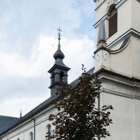 Zdjęcie nr 1: Kościół usytuowany jest w centrum miejscowości. Na plac kościelny prowadzi główne wejście od strony zachodniej oraz dwa mniejsze od strony północnej i południowej. Świątynia założona jest na planie krzyża łacińskiego, prezbiterium skierowane na zachód, równe szerokości nawy. Do korpusu kościoła przylega od strony zachodniej niższa i węższa zakrystia, a od strony południowej kruchta. Główne wejście do kościoła znajduje się od strony wschodniej przez czworoboczny przedsionek, nad którym wznosi się wieża. Portal z piaskowca, prosty o uszatych górnych narożach, w kluczu insygnia papieskie. W przedsionku od północnej strony zbudowane wewnętrzne, dwubiegowe schody kamienne prowadzące pierwotnie na chór muzyczny i wyższe piętra wieży. Na piętrze wejście do dwóch pomieszczeń usytuowanych na zapleczu chóru. Pomieszczenia te są nakryte stropami, oświetlone od południa i od wschodu. W pomieszczeniu południowym znajduje się kamienny próg z datą „1767”. Do przedsionka od strony południowej przylega kaplica Matki Boskiej Różańcowej założona na rzucie kwadratu, nakryta płaskim, malowanym stropem, wejście do kaplicy od strony północnej.

Wnętrze jest oświetlone przez 16 podłużnych okien, 8 w transepcie i 8 w ścianach nawy. Ponadto są jeszcze cztery okna okratowane, umieszczone jedno nad drugim po dwa w ścianie północnej i południowej.
Zakrystia jednoizbowa, dwa okna prostokątne w ścianie północno-zachodniej oraz dwoje drzwi, jedne do prezbiterium, drugie wejściowe w ścianie południowej. Wewnątrz zakrystii wąskie schody prowadzące do schowka na pięterku: jednoizbowego, oświetlonego od południa i od zachodu. Zakrystia i schowek nakryte płaskimi sufitami. Kruchta przybudowana do południowej ściany kościoła założona na rzucie kwadratu, o dwóch wejściach: z nawy i od zewnątrz od strony południowej. Wnętrze kościoła bez zaznaczonych podziałów architektonicznych, w dolnej części drewniana boazeria, w górnej iluzjonistyczna polichromia imitująca pilastry wspierające strop. Chór muzyczny wsparty na dwóch słupach.

Elewacja kościoła bez podziałów architektonicznych z zaznaczonym jedynie profilowanym gzymsem podokapowym. Fasada wschodnia trójosiowa ze środkowym ryzalitem, wieża włączona w korpus kościoła. W drugiej kondygnacji spływy flankujące wieżę, zakończone masywnymi sterczynami. Wieża nakryta dachem namiotowym z hełmem, na szczycie iglica. Na środku nawy ażurowa wieżyczka na sygnaturkę, nakryta daszkiem namiotowym z hełmem. Dach nad korpusem kościoła i zakrystią jednokalenicowy, dwuspadowy, nad prezbiterium i transeptem trójspadowy, nad kruchtą siodłowy.



