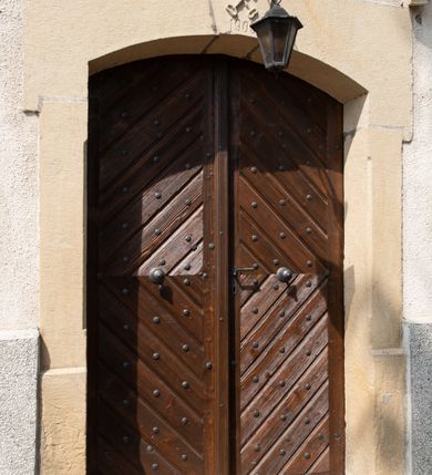 Zdjęcie nr 11: Kościół usytuowany jest w centrum miejscowości. Na plac kościelny prowadzi główne wejście od strony zachodniej oraz dwa mniejsze od strony północnej i południowej. Świątynia założona jest na planie krzyża łacińskiego, prezbiterium skierowane na zachód, równe szerokości nawy. Do korpusu kościoła przylega od strony zachodniej niższa i węższa zakrystia, a od strony południowej kruchta. Główne wejście do kościoła znajduje się od strony wschodniej przez czworoboczny przedsionek, nad którym wznosi się wieża. Portal z piaskowca, prosty o uszatych górnych narożach, w kluczu insygnia papieskie. W przedsionku od północnej strony zbudowane wewnętrzne, dwubiegowe schody kamienne prowadzące pierwotnie na chór muzyczny i wyższe piętra wieży. Na piętrze wejście do dwóch pomieszczeń usytuowanych na zapleczu chóru. Pomieszczenia te są nakryte stropami, oświetlone od południa i od wschodu. W pomieszczeniu południowym znajduje się kamienny próg z datą „1767”. Do przedsionka od strony południowej przylega kaplica Matki Boskiej Różańcowej założona na rzucie kwadratu, nakryta płaskim, malowanym stropem, wejście do kaplicy od strony północnej.

Wnętrze jest oświetlone przez 16 podłużnych okien, 8 w transepcie i 8 w ścianach nawy. Ponadto są jeszcze cztery okna okratowane, umieszczone jedno nad drugim po dwa w ścianie północnej i południowej.
Zakrystia jednoizbowa, dwa okna prostokątne w ścianie północno-zachodniej oraz dwoje drzwi, jedne do prezbiterium, drugie wejściowe w ścianie południowej. Wewnątrz zakrystii wąskie schody prowadzące do schowka na pięterku: jednoizbowego, oświetlonego od południa i od zachodu. Zakrystia i schowek nakryte płaskimi sufitami. Kruchta przybudowana do południowej ściany kościoła założona na rzucie kwadratu, o dwóch wejściach: z nawy i od zewnątrz od strony południowej. Wnętrze kościoła bez zaznaczonych podziałów architektonicznych, w dolnej części drewniana boazeria, w górnej iluzjonistyczna polichromia imitująca pilastry wspierające strop. Chór muzyczny wsparty na dwóch słupach.

Elewacja kościoła bez podziałów architektonicznych z zaznaczonym jedynie profilowanym gzymsem podokapowym. Fasada wschodnia trójosiowa ze środkowym ryzalitem, wieża włączona w korpus kościoła. W drugiej kondygnacji spływy flankujące wieżę, zakończone masywnymi sterczynami. Wieża nakryta dachem namiotowym z hełmem, na szczycie iglica. Na środku nawy ażurowa wieżyczka na sygnaturkę, nakryta daszkiem namiotowym z hełmem. Dach nad korpusem kościoła i zakrystią jednokalenicowy, dwuspadowy, nad prezbiterium i transeptem trójspadowy, nad kruchtą siodłowy.



