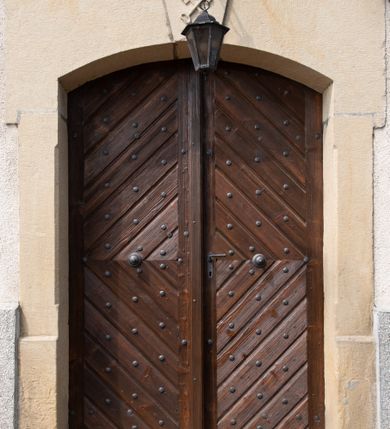 Zdjęcie nr 12: Kościół usytuowany jest w centrum miejscowości. Na plac kościelny prowadzi główne wejście od strony zachodniej oraz dwa mniejsze od strony północnej i południowej. Świątynia założona jest na planie krzyża łacińskiego, prezbiterium skierowane na zachód, równe szerokości nawy. Do korpusu kościoła przylega od strony zachodniej niższa i węższa zakrystia, a od strony południowej kruchta. Główne wejście do kościoła znajduje się od strony wschodniej przez czworoboczny przedsionek, nad którym wznosi się wieża. Portal z piaskowca, prosty o uszatych górnych narożach, w kluczu insygnia papieskie. W przedsionku od północnej strony zbudowane wewnętrzne, dwubiegowe schody kamienne prowadzące pierwotnie na chór muzyczny i wyższe piętra wieży. Na piętrze wejście do dwóch pomieszczeń usytuowanych na zapleczu chóru. Pomieszczenia te są nakryte stropami, oświetlone od południa i od wschodu. W pomieszczeniu południowym znajduje się kamienny próg z datą „1767”. Do przedsionka od strony południowej przylega kaplica Matki Boskiej Różańcowej założona na rzucie kwadratu, nakryta płaskim, malowanym stropem, wejście do kaplicy od strony północnej.

Wnętrze jest oświetlone przez 16 podłużnych okien, 8 w transepcie i 8 w ścianach nawy. Ponadto są jeszcze cztery okna okratowane, umieszczone jedno nad drugim po dwa w ścianie północnej i południowej.
Zakrystia jednoizbowa, dwa okna prostokątne w ścianie północno-zachodniej oraz dwoje drzwi, jedne do prezbiterium, drugie wejściowe w ścianie południowej. Wewnątrz zakrystii wąskie schody prowadzące do schowka na pięterku: jednoizbowego, oświetlonego od południa i od zachodu. Zakrystia i schowek nakryte płaskimi sufitami. Kruchta przybudowana do południowej ściany kościoła założona na rzucie kwadratu, o dwóch wejściach: z nawy i od zewnątrz od strony południowej. Wnętrze kościoła bez zaznaczonych podziałów architektonicznych, w dolnej części drewniana boazeria, w górnej iluzjonistyczna polichromia imitująca pilastry wspierające strop. Chór muzyczny wsparty na dwóch słupach.

Elewacja kościoła bez podziałów architektonicznych z zaznaczonym jedynie profilowanym gzymsem podokapowym. Fasada wschodnia trójosiowa ze środkowym ryzalitem, wieża włączona w korpus kościoła. W drugiej kondygnacji spływy flankujące wieżę, zakończone masywnymi sterczynami. Wieża nakryta dachem namiotowym z hełmem, na szczycie iglica. Na środku nawy ażurowa wieżyczka na sygnaturkę, nakryta daszkiem namiotowym z hełmem. Dach nad korpusem kościoła i zakrystią jednokalenicowy, dwuspadowy, nad prezbiterium i transeptem trójspadowy, nad kruchtą siodłowy.



