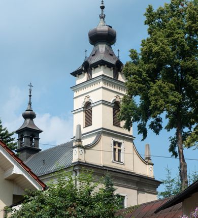 Zdjęcie nr 4: Kościół usytuowany jest w centrum miejscowości. Na plac kościelny prowadzi główne wejście od strony zachodniej oraz dwa mniejsze od strony północnej i południowej. Świątynia założona jest na planie krzyża łacińskiego, prezbiterium skierowane na zachód, równe szerokości nawy. Do korpusu kościoła przylega od strony zachodniej niższa i węższa zakrystia, a od strony południowej kruchta. Główne wejście do kościoła znajduje się od strony wschodniej przez czworoboczny przedsionek, nad którym wznosi się wieża. Portal z piaskowca, prosty o uszatych górnych narożach, w kluczu insygnia papieskie. W przedsionku od północnej strony zbudowane wewnętrzne, dwubiegowe schody kamienne prowadzące pierwotnie na chór muzyczny i wyższe piętra wieży. Na piętrze wejście do dwóch pomieszczeń usytuowanych na zapleczu chóru. Pomieszczenia te są nakryte stropami, oświetlone od południa i od wschodu. W pomieszczeniu południowym znajduje się kamienny próg z datą „1767”. Do przedsionka od strony południowej przylega kaplica Matki Boskiej Różańcowej założona na rzucie kwadratu, nakryta płaskim, malowanym stropem, wejście do kaplicy od strony północnej.

Wnętrze jest oświetlone przez 16 podłużnych okien, 8 w transepcie i 8 w ścianach nawy. Ponadto są jeszcze cztery okna okratowane, umieszczone jedno nad drugim po dwa w ścianie północnej i południowej.
Zakrystia jednoizbowa, dwa okna prostokątne w ścianie północno-zachodniej oraz dwoje drzwi, jedne do prezbiterium, drugie wejściowe w ścianie południowej. Wewnątrz zakrystii wąskie schody prowadzące do schowka na pięterku: jednoizbowego, oświetlonego od południa i od zachodu. Zakrystia i schowek nakryte płaskimi sufitami. Kruchta przybudowana do południowej ściany kościoła założona na rzucie kwadratu, o dwóch wejściach: z nawy i od zewnątrz od strony południowej. Wnętrze kościoła bez zaznaczonych podziałów architektonicznych, w dolnej części drewniana boazeria, w górnej iluzjonistyczna polichromia imitująca pilastry wspierające strop. Chór muzyczny wsparty na dwóch słupach.

Elewacja kościoła bez podziałów architektonicznych z zaznaczonym jedynie profilowanym gzymsem podokapowym. Fasada wschodnia trójosiowa ze środkowym ryzalitem, wieża włączona w korpus kościoła. W drugiej kondygnacji spływy flankujące wieżę, zakończone masywnymi sterczynami. Wieża nakryta dachem namiotowym z hełmem, na szczycie iglica. Na środku nawy ażurowa wieżyczka na sygnaturkę, nakryta daszkiem namiotowym z hełmem. Dach nad korpusem kościoła i zakrystią jednokalenicowy, dwuspadowy, nad prezbiterium i transeptem trójspadowy, nad kruchtą siodłowy.



