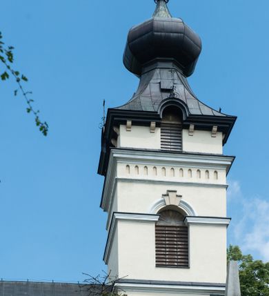 Zdjęcie nr 9: Kościół usytuowany jest w centrum miejscowości. Na plac kościelny prowadzi główne wejście od strony zachodniej oraz dwa mniejsze od strony północnej i południowej. Świątynia założona jest na planie krzyża łacińskiego, prezbiterium skierowane na zachód, równe szerokości nawy. Do korpusu kościoła przylega od strony zachodniej niższa i węższa zakrystia, a od strony południowej kruchta. Główne wejście do kościoła znajduje się od strony wschodniej przez czworoboczny przedsionek, nad którym wznosi się wieża. Portal z piaskowca, prosty o uszatych górnych narożach, w kluczu insygnia papieskie. W przedsionku od północnej strony zbudowane wewnętrzne, dwubiegowe schody kamienne prowadzące pierwotnie na chór muzyczny i wyższe piętra wieży. Na piętrze wejście do dwóch pomieszczeń usytuowanych na zapleczu chóru. Pomieszczenia te są nakryte stropami, oświetlone od południa i od wschodu. W pomieszczeniu południowym znajduje się kamienny próg z datą „1767”. Do przedsionka od strony południowej przylega kaplica Matki Boskiej Różańcowej założona na rzucie kwadratu, nakryta płaskim, malowanym stropem, wejście do kaplicy od strony północnej.

Wnętrze jest oświetlone przez 16 podłużnych okien, 8 w transepcie i 8 w ścianach nawy. Ponadto są jeszcze cztery okna okratowane, umieszczone jedno nad drugim po dwa w ścianie północnej i południowej.
Zakrystia jednoizbowa, dwa okna prostokątne w ścianie północno-zachodniej oraz dwoje drzwi, jedne do prezbiterium, drugie wejściowe w ścianie południowej. Wewnątrz zakrystii wąskie schody prowadzące do schowka na pięterku: jednoizbowego, oświetlonego od południa i od zachodu. Zakrystia i schowek nakryte płaskimi sufitami. Kruchta przybudowana do południowej ściany kościoła założona na rzucie kwadratu, o dwóch wejściach: z nawy i od zewnątrz od strony południowej. Wnętrze kościoła bez zaznaczonych podziałów architektonicznych, w dolnej części drewniana boazeria, w górnej iluzjonistyczna polichromia imitująca pilastry wspierające strop. Chór muzyczny wsparty na dwóch słupach.

Elewacja kościoła bez podziałów architektonicznych z zaznaczonym jedynie profilowanym gzymsem podokapowym. Fasada wschodnia trójosiowa ze środkowym ryzalitem, wieża włączona w korpus kościoła. W drugiej kondygnacji spływy flankujące wieżę, zakończone masywnymi sterczynami. Wieża nakryta dachem namiotowym z hełmem, na szczycie iglica. Na środku nawy ażurowa wieżyczka na sygnaturkę, nakryta daszkiem namiotowym z hełmem. Dach nad korpusem kościoła i zakrystią jednokalenicowy, dwuspadowy, nad prezbiterium i transeptem trójspadowy, nad kruchtą siodłowy.



