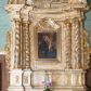 Zdjęcie nr 1: Nastawa ołtarzowa architektoniczna, dwukondygnacyjna, jednoosiowa. Ołtarz prostopadłościenny, drewniany, mensa drewniana z kamiennym portatylem. Antependium zdobione trzema prostokątnymi płycinami, zewnętrze zdobione liśćmi akantu, wewnętrza z godłem zakonu franciszkanów umieszczonym w medalionie.

Nastawa ustawiona na zdwojonym cokole, dekorowanym płycinami, wypełnionymi liśćmi akantu. Pierwsza kondygnacja flankowana pilastrami oraz ustawionymi na skraju filarami, przed nimi dwie pary kolumn, z których zewnętrzna wysunięta jest do przodu. Podpory wspierają wyłamane belkowanie i przerywany przyczółek. Trzony pilastrów i filarów kanelowane, trzony kolumn skręcone i oplecione wicią roślinną, kapitele kolumn kompozytowe. W polu głównym umieszczony jest obraz św. Antoniego Dzieciątkiem w ramie w kształcie stojącego prostokąta, zamkniętego łukiem wklęsło-wypukłym z uskokami. Nad obrazem płaskorzeźbiony wieniec chwały, dwie gałązki i sygle „S[WIĘTY] A[NTONI]”. Druga kondygnacja ujęta parą zdwojonych pilastrów. Podpory wspierają wyłamane belkowanie. W polu głównym obraz w kształcie stojącego prostokąta z przedstawieniem św. Jana Nepomucena. Trzony pilastrów kanelowane. Na szczycie umieszczona jest promienista gloria Okiem Opatrzności na tle obłoków. Po bokach zwieńczenia na wysokich cokołach figury św. Wojciecha po lewej stroni i św. Stanisława po prawej. Boki obu kondygnacji zdobione są ażurowymi uszami z liśćmi akantu. Struktura marmoryzowana w odcieniu jasnobeżowym z brązowym i czerwonym żyłkowaniem; ornamentyka, kolumny i profilowania złocone, detale srebrzone.