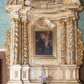Zdjęcie nr 1: Nastawa ołtarzowa architektoniczna, dwukondygnacyjna, jednoosiowa. Ołtarz prostopadłościenny, drewniany, mensa drewniana z kamiennym portatylem. Antependium zdobione trzema prostokątnymi płycinami, zewnętrze zdobione liśćmi akantu, wewnętrza z godłem zakonu franciszkanów umieszczonym w medalionie.

Nastawa ustawiona na zdwojonym cokole, dekorowanym płycinami, wypełnionymi liśćmi akantu. Pierwsza kondygnacja flankowana pilastrami oraz ustawionymi na skraju filarami, przed nimi dwie pary kolumn, z których zewnętrzna wysunięta jest do przodu. Podpory wspierają wyłamane belkowanie i przerywany przyczółek. Trzony pilastrów i filarów kanelowane, trzony kolumn skręcone i oplecione wicią roślinną, kapitele kolumn kompozytowe. W polu głównym umieszczony jest obraz św. Antoniego Dzieciątkiem w ramie w kształcie stojącego prostokąta, zamkniętego łukiem wklęsło-wypukłym z uskokami. Nad obrazem płaskorzeźbiony wieniec chwały, dwie gałązki i sygle „S[WIĘTY] A[NTONI]”. Druga kondygnacja ujęta parą zdwojonych pilastrów. Podpory wspierają wyłamane belkowanie. W polu głównym obraz w kształcie stojącego prostokąta z przedstawieniem św. Jana Nepomucena. Trzony pilastrów kanelowane. Na szczycie umieszczona jest promienista gloria Okiem Opatrzności na tle obłoków. Po bokach zwieńczenia na wysokich cokołach figury św. Wojciecha po lewej stroni i św. Stanisława po prawej. Boki obu kondygnacji zdobione są ażurowymi uszami z liśćmi akantu. Struktura marmoryzowana w odcieniu jasnobeżowym z brązowym i czerwonym żyłkowaniem; ornamentyka, kolumny i profilowania złocone, detale srebrzone.