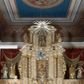 Zdjęcie nr 1: Nastawa ołtarzowa architektoniczna, dwukondygnacyjna, trójosiowa z bramkami. Ołtarz prostopadłościenny, drewniany, mensa drewniana z kamiennym portatylem. Tabernakulum i tron wystawienia w formie aediculi, na rzucie wieloboku, ustawione na wysokim cokole, w narożach flankowane kolumienkami wspierającymi profilowany gzyms; boki ujęte spływami wolutowymi i rocaille’m. W polu głównym głęboka wnęka z płaskorzeźbionym krucyfiksem, od góry zdobiona podwieszonym lambrekinem. W partii cokołowej, ujętej w narożach spływami wolutowymi umieszczone tabernakulum. Drzwiczki w kształcie stojącego prostokąta, zamknięte łukiem wklęsło-wypukłym, w polu rzeźbiony kielich z hostią. W zwieńczeniu półkopuła z rzeźbą baranka eucharystycznego na szczycie na tle promienistej glorii, po bokach figurki aniołów, a na osi zewnętrznych kolumn płomieniste wazony.

Nastawa ustawiona na potrójnym cokole, dekorowanym płycinami, wypełnionymi liśćmi akantu. Pierwsza kondygnacja flankowana szerokimi pilastrami oraz ustawionymi na skraju filarami, przed nimi dwie pary kolumn, z których zewnętrzna wysunięta jest do przodu. Podpory wspierają wyłamane belkowanie i przerywany przyczółek. Trzony pilastrów i filarów kanelowane, trzony kolumn skręcone i oplecione wicią roślinną, kapitele kolumn kompozytowe. Fryz w całości pokryty liśćmi stylizowanego akantu. W polu głównym umieszczony jest obraz Matki Boskiej z Dzieciątkiem w ramie w kształcie stojącego prostokąta, zamkniętego łukiem wklęsło-wypukłym z uskokami. Druga kondygnacja ujęta parą zdwojonych pilastrów i ustawionych przed nimi kolumnami o gładkich trzonach i kompozytowych kapitelach. Podpory wspierają wyłamane belkowanie oraz przerywany przyczółek. W polu głównym obraz w kształcie stojącego prostokąta z przedstawieniem św. Mikołaja. Po bokach struktura kondygnacji kanelowana. Na szczycie umieszczona jest promienista gloria z gołębicą Ducha Świętego. Po bokach zwieńczenia na wysokich cokołach figury dwóch świętych niewiast. Boki obu kondygnacji zdobione są ażurowymi uszami z liśćmi akantu.

Bramki w formie przedłużenia trzeciej strefy cokołowej nastawy ołtarzowej. Przejścia zdobione półkolistym, podwieszonym, ażurowym ornamentem akantowym. Na cokole ustawione rzeźby: po lewej stronie nierozpoznany święty, zapewne franciszkanin z krzyżem w dłoni oraz św. Jacek. Po prawej stronie św. Dominik oraz św. Franciszek z Asyżu. Struktura marmoryzowana w odcieniu jasnobeżowym z brązowym i czerwonym żyłkowaniem; ornamentyka, kolumny i profilowania złocone, detale srebrzone.