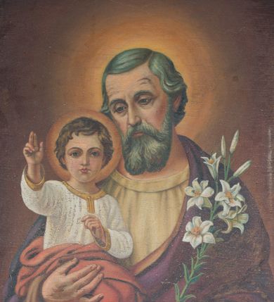 Zdjęcie nr 1: Obraz w formie stojącego prostokąta z przedstawieniem św. Józefa ukazanego w półpostaci. Święty zwrócony jest frontalnie, z pochyloną głową skierowaną w prawo. W lewej, ugiętej z przodu ręce trzyma gałązkę lilii, prawą podtrzymuje Dzieciątko. Twarz ma pociągłą, o starczych rysach, migdałowatych oczach, garbatym nosie i wąskich ustach, okoloną siwą brodą oraz krótkimi włosami. Ubrany jest w żółtą tunikę oraz fioletowy płaszcz z pomarańczową podszewką zarzucony na ramiona, opadający na ręce oraz z przodu postaci. Dzieciątko w pozycji siedzącej, zwrócone w trzech czwartych w lewo, z głową ukazaną frontalnie. Prawą rączkę unosi w geście błogosławieństwa, lewa jest ugięta. Twarz ma owalną o dużych, migdałowatych oczach, prostym nosie i pełnych ustach, okoloną jasnymi, krótkimi włosami. Ubrane jest w białą tunikę ze złoconą lamówką oraz czerwony płaszcz przewiązany w partii bioder i nóg. Postacie ukazane są na brązowym tle, rozjaśnionym wokół ich głów. Obraz ujęty jest złoconą ramą dekorowaną ornamentem roślinnym. W lewym dolnym rogu sygnatura „Cop. J. Walatek 934r”.