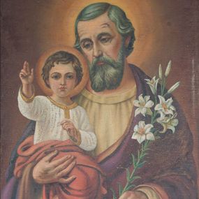 Zdjęcie nr 1: Obraz w formie stojącego prostokąta z przedstawieniem św. Józefa ukazanego w półpostaci. Święty zwrócony jest frontalnie, z pochyloną głową skierowaną w prawo. W lewej, ugiętej z przodu ręce trzyma gałązkę lilii, prawą podtrzymuje Dzieciątko. Twarz ma pociągłą, o starczych rysach, migdałowatych oczach, garbatym nosie i wąskich ustach, okoloną siwą brodą oraz krótkimi włosami. Ubrany jest w żółtą tunikę oraz fioletowy płaszcz z pomarańczową podszewką zarzucony na ramiona, opadający na ręce oraz z przodu postaci. Dzieciątko w pozycji siedzącej, zwrócone w trzech czwartych w lewo, z głową ukazaną frontalnie. Prawą rączkę unosi w geście błogosławieństwa, lewa jest ugięta. Twarz ma owalną o dużych, migdałowatych oczach, prostym nosie i pełnych ustach, okoloną jasnymi, krótkimi włosami. Ubrane jest w białą tunikę ze złoconą lamówką oraz czerwony płaszcz przewiązany w partii bioder i nóg. Postacie ukazane są na brązowym tle, rozjaśnionym wokół ich głów. Obraz ujęty jest złoconą ramą dekorowaną ornamentem roślinnym. W lewym dolnym rogu sygnatura „Cop. J. Walatek 934r”.