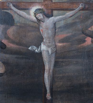 Zdjęcie nr 3: Obraz w formie stojącego prostokąta, pole obrazowe zamknięte półkoliście, w przyłuczach ryta w zaprawie i złocona dekoracja roślinna. Obraz z przedstawieniem grupy Ukrzyżowania. W górnej części kompozycji trzy ukrzyżowane postacie, w centrum Chrystus, flankowany przez dwóch łotrów. Chrystus ukazany jest frontalnie, przybity do krzyża trzema gwoździami. Jego ciało jest szczupłe, w lekkim zwisie, o lekko łukowato wygiętych ramionach, głowa opada na prawy bark. Twarz ma szczupłą, okoloną brodą i włosami sięgającymi ramion, na głowie koronę cierniową. Perizonium ma krótkie, ściśle przylegające do ciała, z rozwianym zwisem na prawym biodrze. Łotrzy ukazani są w trzech czwartych, zwróceni do wewnątrz, mają ręce i nogi przywiązane do belek krzyży. W dolnej części kompozycji ukazani są Maria, św. Jan i św. Maria Magdalena. Po lewej stronie obrazu stoi Maria zwrócona w trzech czwartych w lewo, z rękami złożonymi w geście modlitwy. Ubrana jest w jasnoróżową suknię, obfity niebieski płaszcz z zieloną podszewką, na głowie ma szary welon. Po prawej stronie kompozycji stoi św. Jan, zwrócony w trzech czwartych w prawo, w wykroku, prawą rękę kładzie na piersi, lewą przytrzymuje na boku księgę. Ubrany jest w zieloną tunikę, przepasaną w talii oraz czerwony płaszcz zarzucony na ramiona. U dołu pionowej belki krzyża Chrystusa klęczy Maria Magdalena, która obejmuje ją prawą ręką, lewą zaś wyciera łzy. Ubrana jest w bogatą, żółtą suknię oraz beżowy płaszcz z czerwoną podszewką, na głowie ma biały welon. Scena ukazana jest na tle pejzażu z przedstawieniem miasta oraz zachmurzonym niebem w górnej części. W lewym dolnym rogu obrazu niewielkie postacie trzech klęczących fundatorek i dziecka z rękami złożonymi w geście modlitwy. Pierwsza postać to starsza kobieta, obok niej dwie młode oraz dziecko z krzyżykiem nad głową. Starsza kobieta ubrana jest w płaszcz, rańtuch z podwiką, na głowie ma futrzaną czapkę. Dwie młode kobiety mają długie suknie z łańcuchami na piersi, pelerynki, a na głowach futrzane czapki, dziecko zaś nosi białą szatę.

