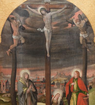 Zdjęcie nr 1: Obraz w formie stojącego prostokąta, pole obrazowe zamknięte półkoliście, w przyłuczach ryta w zaprawie i złocona dekoracja roślinna. Obraz z przedstawieniem grupy Ukrzyżowania. W górnej części kompozycji trzy ukrzyżowane postacie, w centrum Chrystus, flankowany przez dwóch łotrów. Chrystus ukazany jest frontalnie, przybity do krzyża trzema gwoździami. Jego ciało jest szczupłe, w lekkim zwisie, o lekko łukowato wygiętych ramionach, głowa opada na prawy bark. Twarz ma szczupłą, okoloną brodą i włosami sięgającymi ramion, na głowie koronę cierniową. Perizonium ma krótkie, ściśle przylegające do ciała, z rozwianym zwisem na prawym biodrze. Łotrzy ukazani są w trzech czwartych, zwróceni do wewnątrz, mają ręce i nogi przywiązane do belek krzyży. W dolnej części kompozycji ukazani są Maria, św. Jan i św. Maria Magdalena. Po lewej stronie obrazu stoi Maria zwrócona w trzech czwartych w lewo, z rękami złożonymi w geście modlitwy. Ubrana jest w jasnoróżową suknię, obfity niebieski płaszcz z zieloną podszewką, na głowie ma szary welon. Po prawej stronie kompozycji stoi św. Jan, zwrócony w trzech czwartych w prawo, w wykroku, prawą rękę kładzie na piersi, lewą przytrzymuje na boku księgę. Ubrany jest w zieloną tunikę, przepasaną w talii oraz czerwony płaszcz zarzucony na ramiona. U dołu pionowej belki krzyża Chrystusa klęczy Maria Magdalena, która obejmuje ją prawą ręką, lewą zaś wyciera łzy. Ubrana jest w bogatą, żółtą suknię oraz beżowy płaszcz z czerwoną podszewką, na głowie ma biały welon. Scena ukazana jest na tle pejzażu z przedstawieniem miasta oraz zachmurzonym niebem w górnej części. W lewym dolnym rogu obrazu niewielkie postacie trzech klęczących fundatorek i dziecka z rękami złożonymi w geście modlitwy. Pierwsza postać to starsza kobieta, obok niej dwie młode oraz dziecko z krzyżykiem nad głową. Starsza kobieta ubrana jest w płaszcz, rańtuch z podwiką, na głowie ma futrzaną czapkę. Dwie młode kobiety mają długie suknie z łańcuchami na piersi, pelerynki, a na głowach futrzane czapki, dziecko zaś nosi białą szatę.

